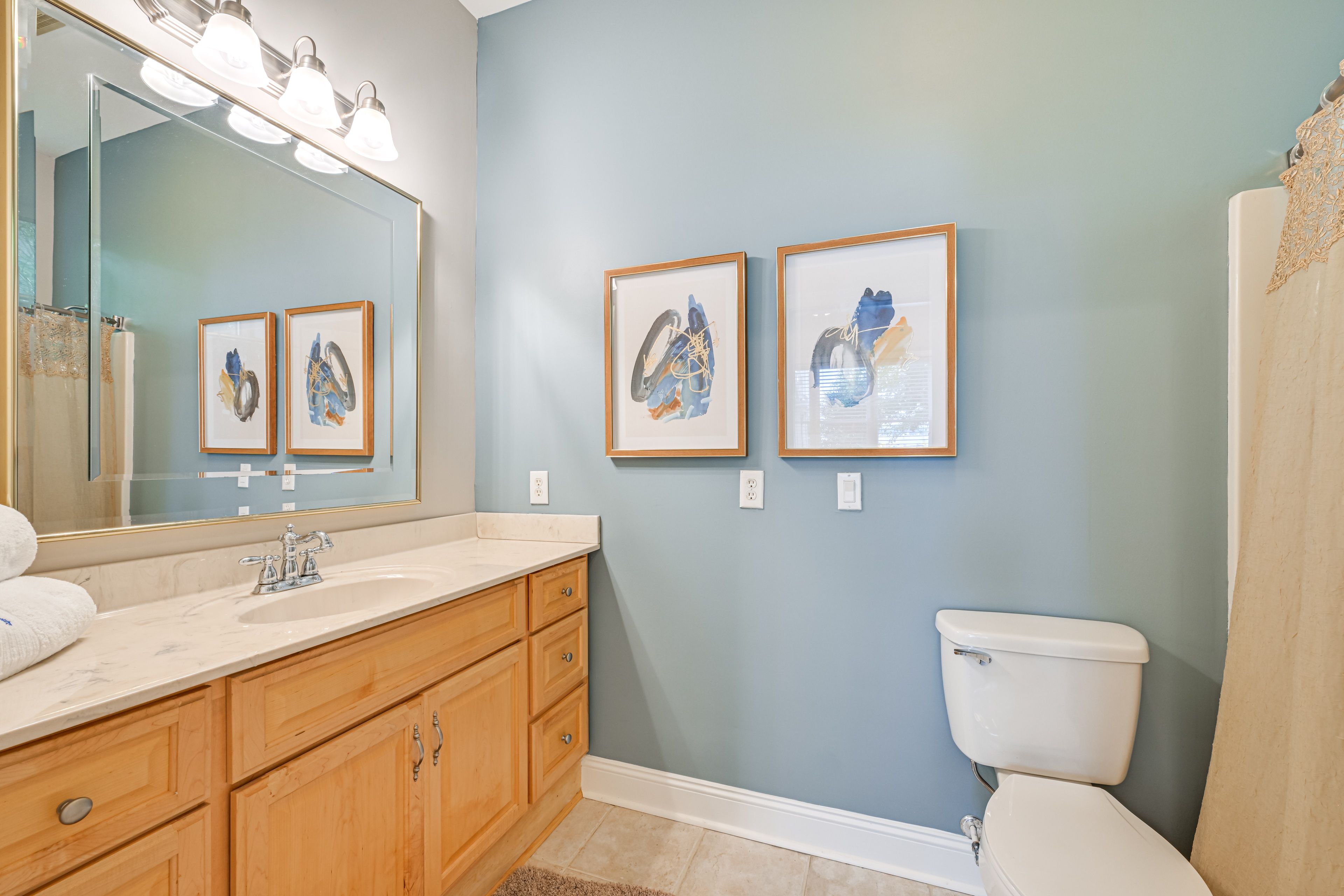 Full Bathroom | Complimentary Toiletries | Towels Provided