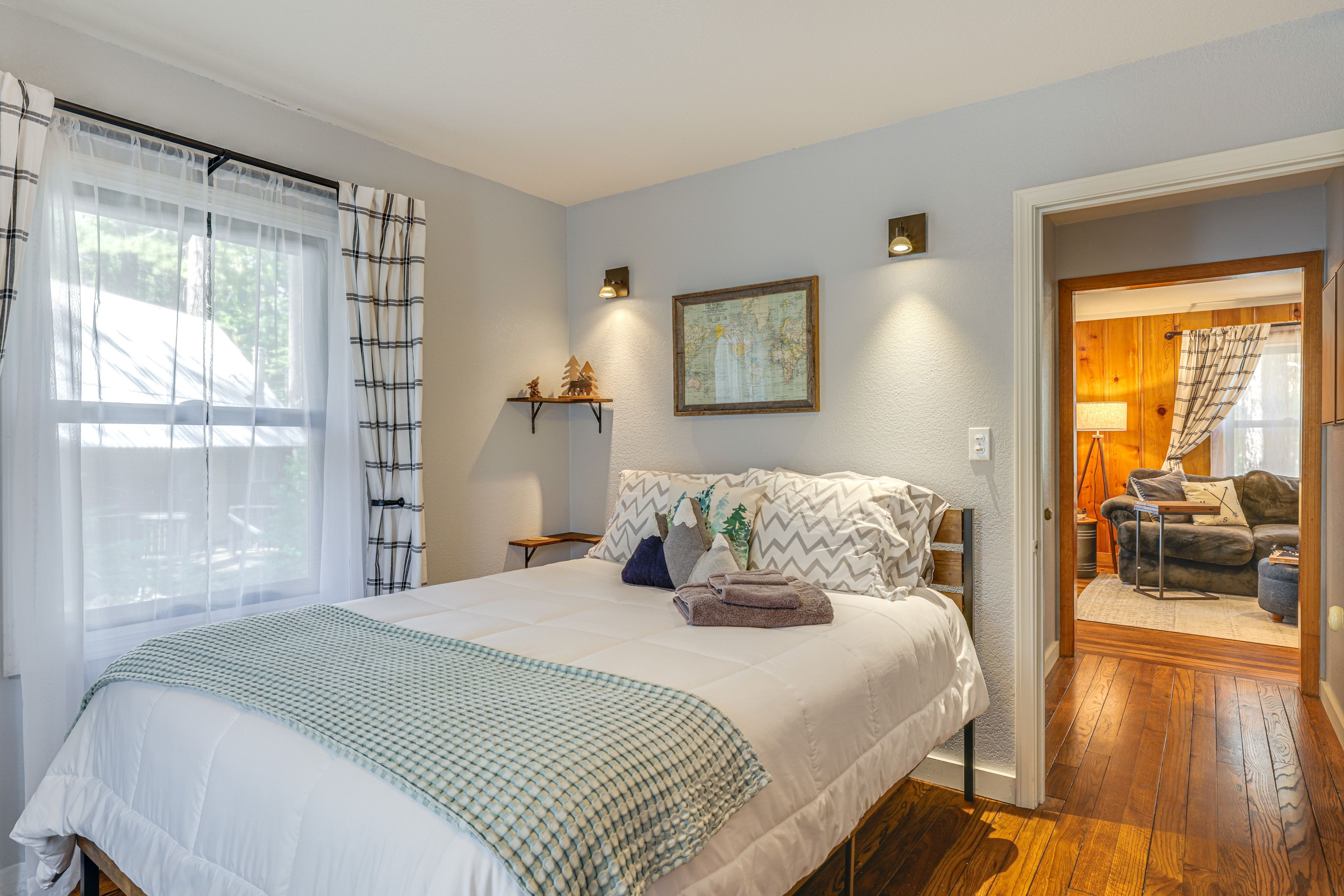 Bedroom 1 | Queen Bed | Linens Provided | 1st Floor