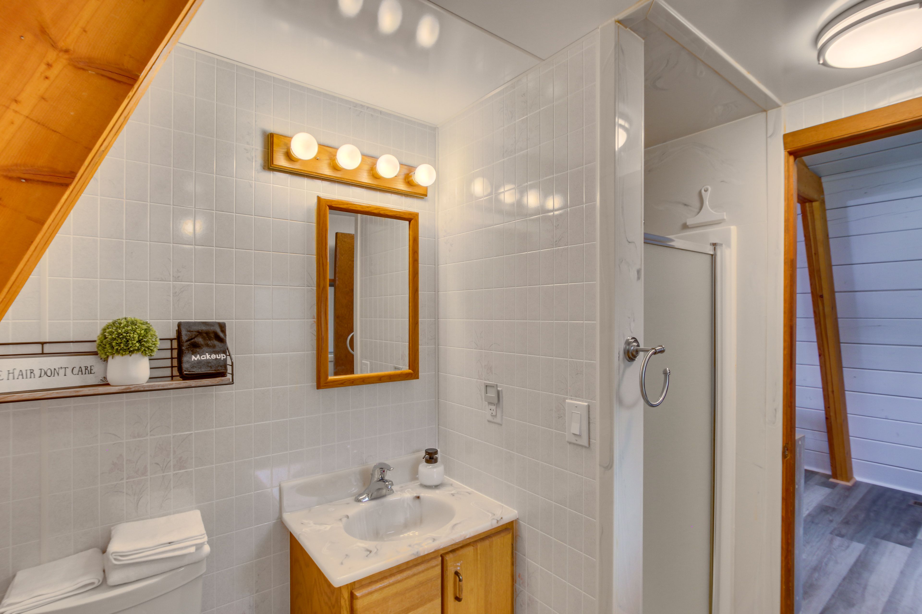 Full Bathroom | Towels Provided | Complimentary Toiletries | 2nd Floor