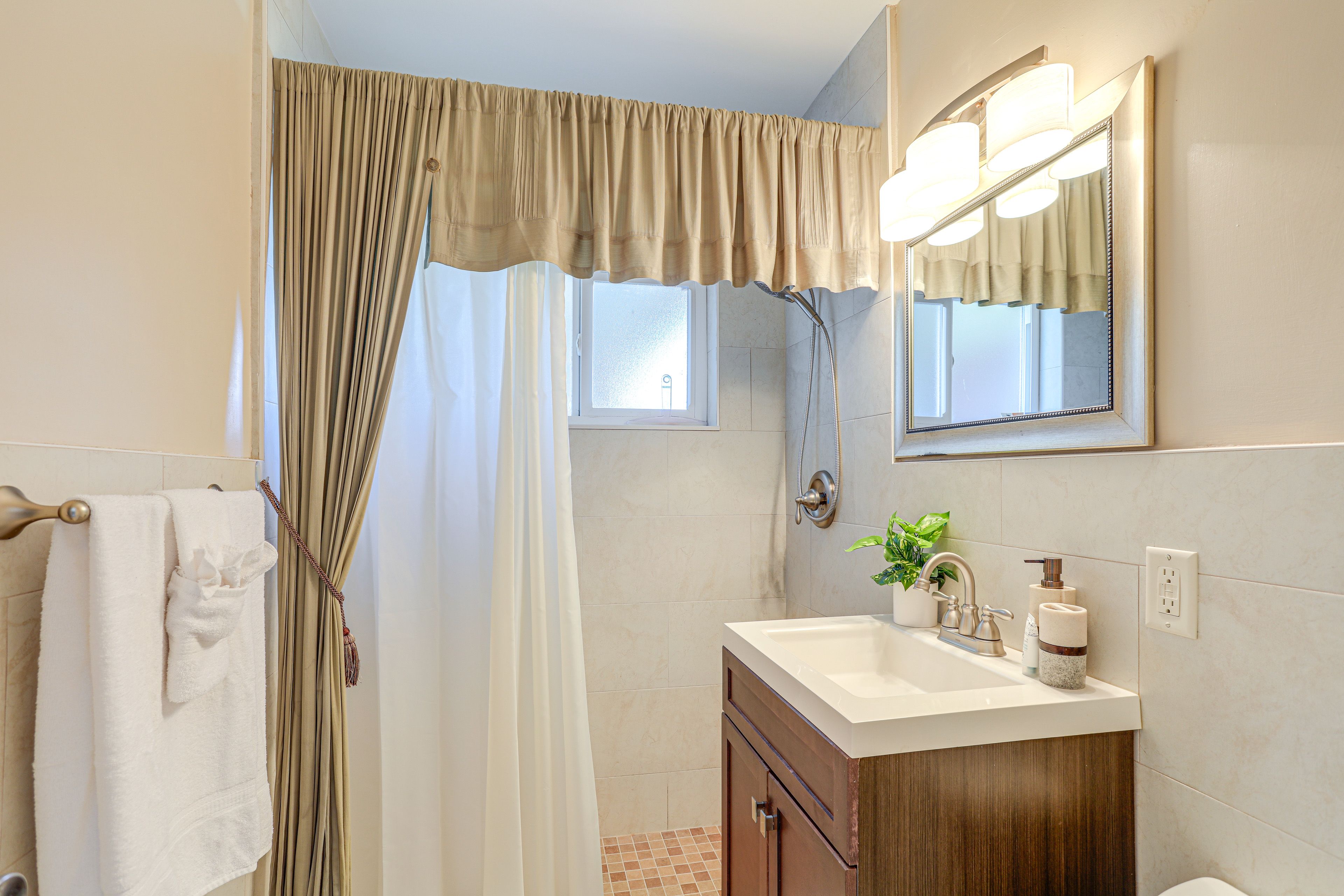 Full Bathroom | Towels Provided | Complimentary Toiletries