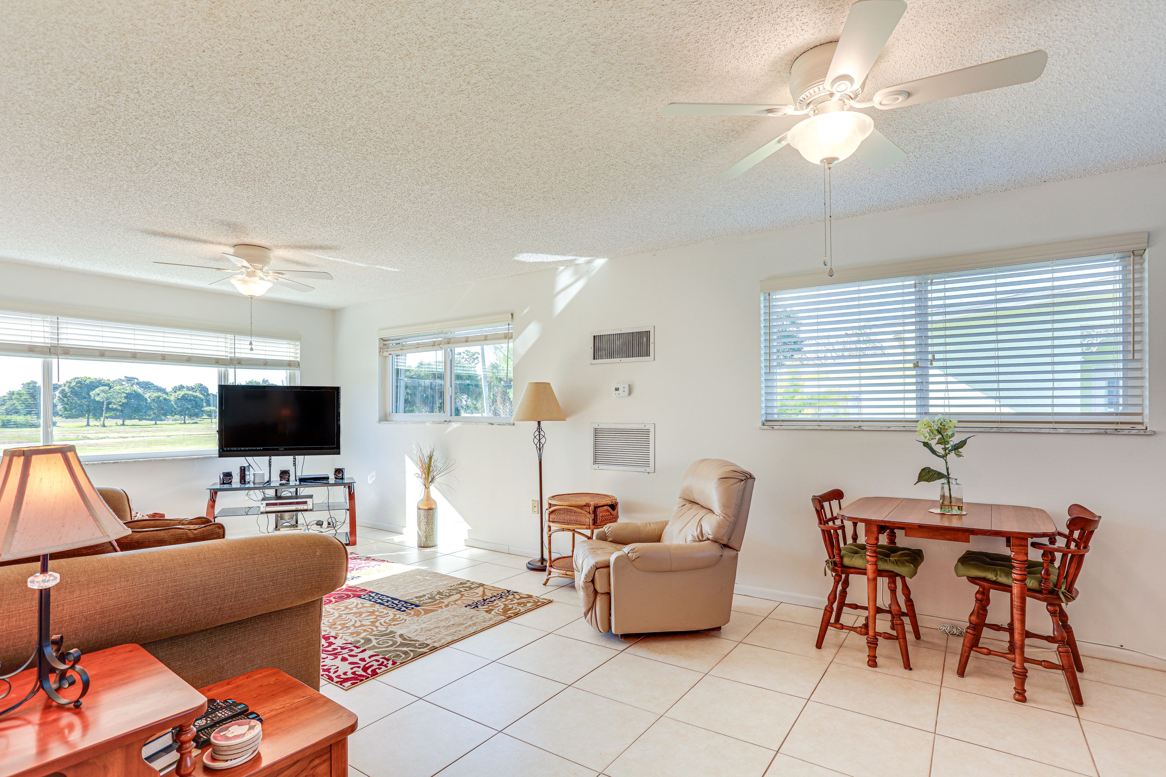 Family Room | Full Sleeper Sofa | Smart TV | DVD Player | Desk Workspace