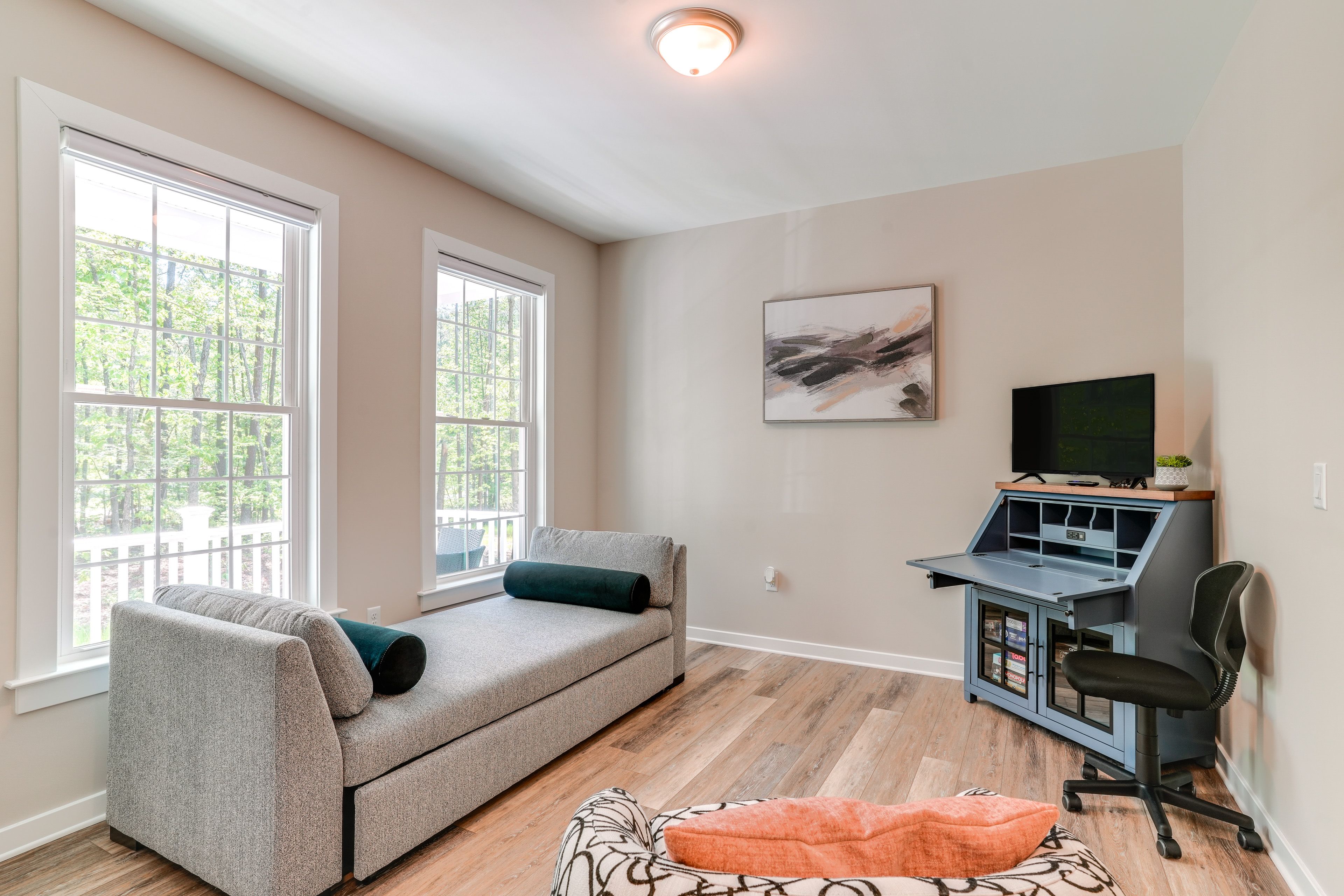 Study | 1st Floor | Queen Sleeper Sofa | Smart TV | Desk Workspace | Free WiFi