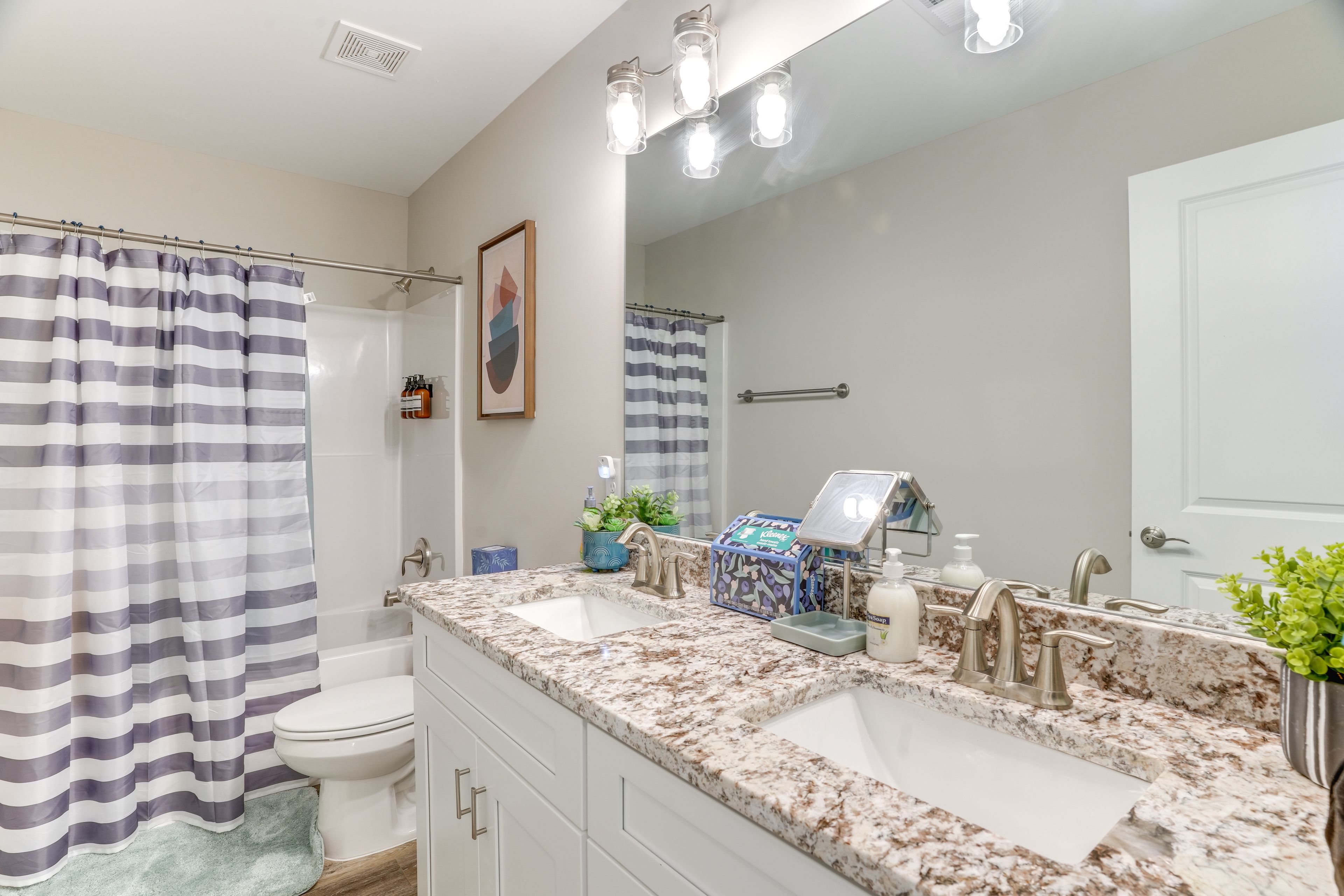 Full Bathroom | 2nd Floor