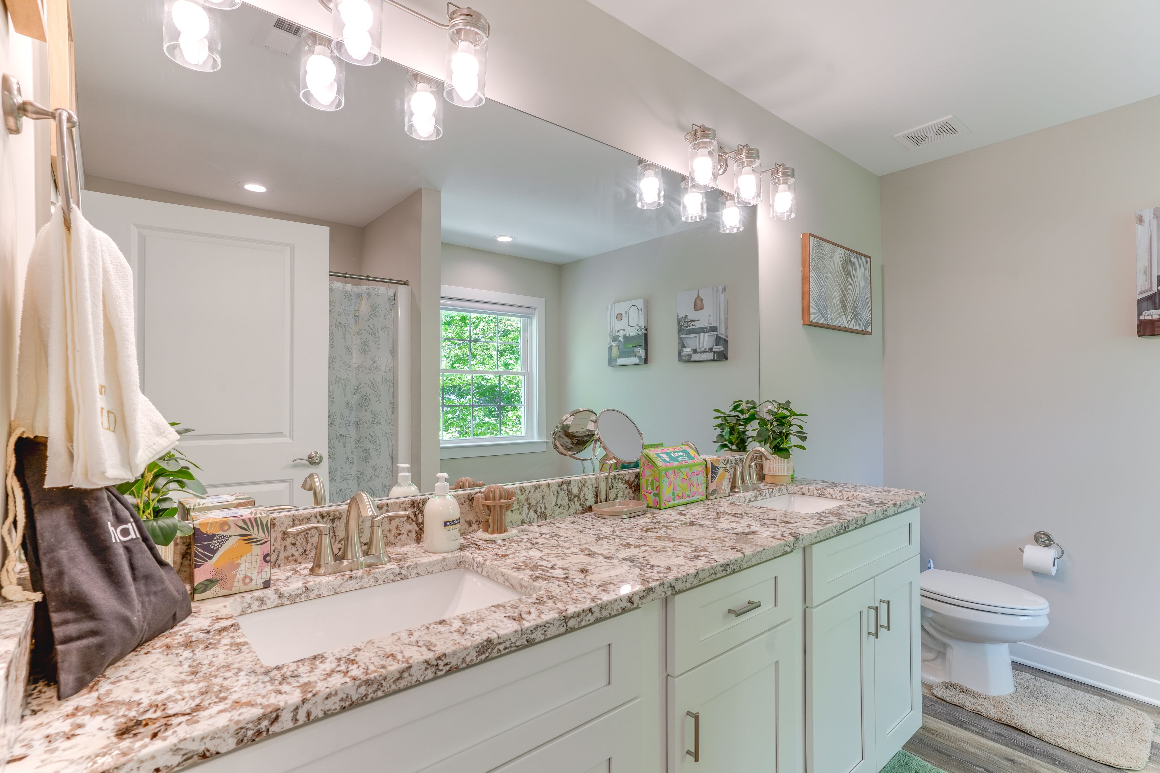En-Suite Bathroom | 2nd Floor | Towels Provided | Complimentary Toiletries
