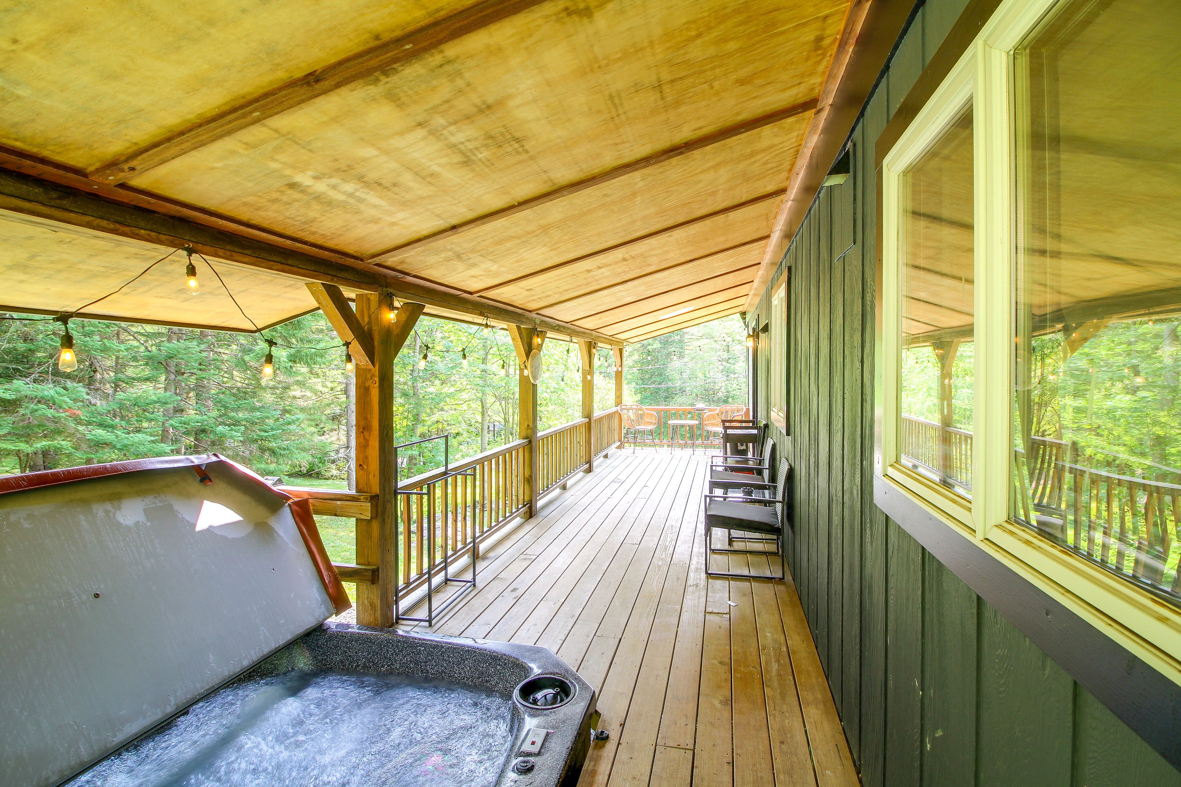 Covered Deck w/ Hot Tub