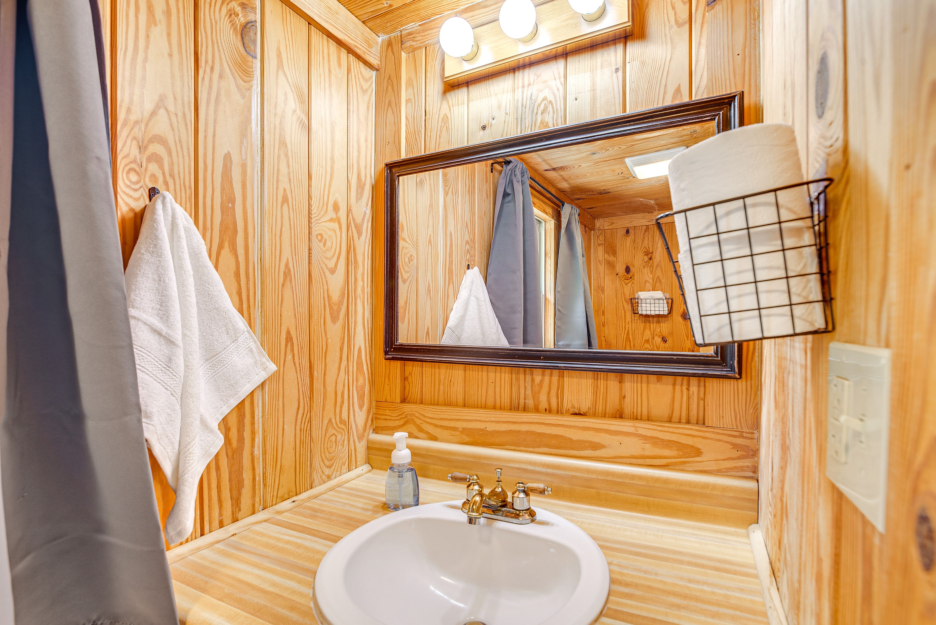 Full Bathroom | Towels Provided | Complimentary Toiletries