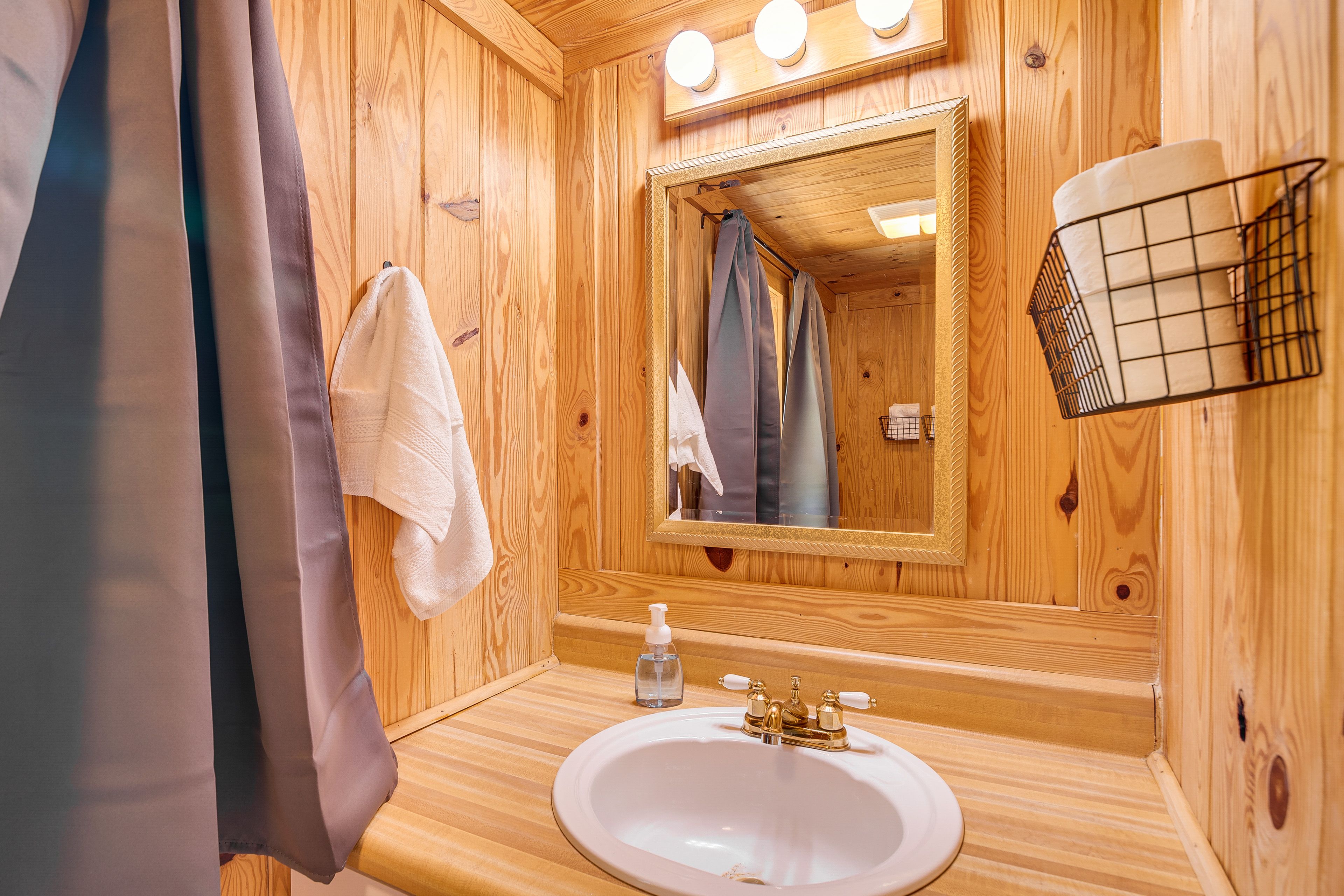 Full Bathroom | Towels Provided | Complimentary Toiletries