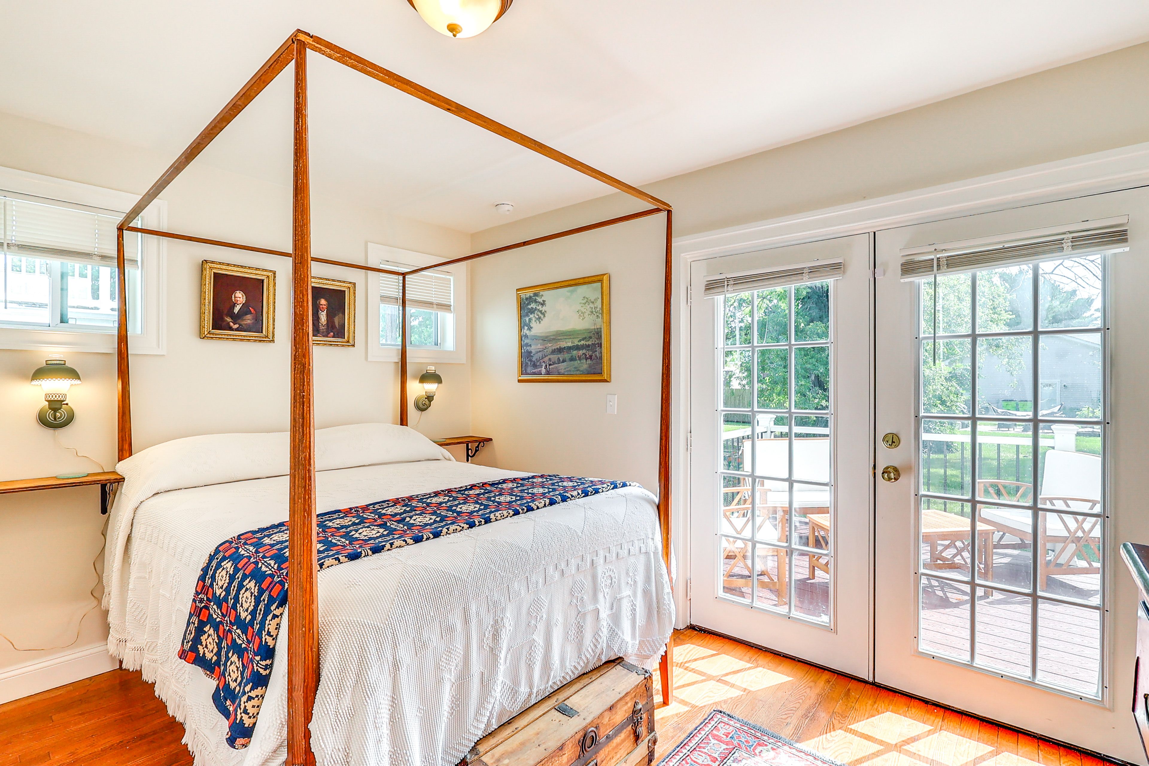 Bedroom 1 | Queen Bed | Linens Provided | 1st Floor