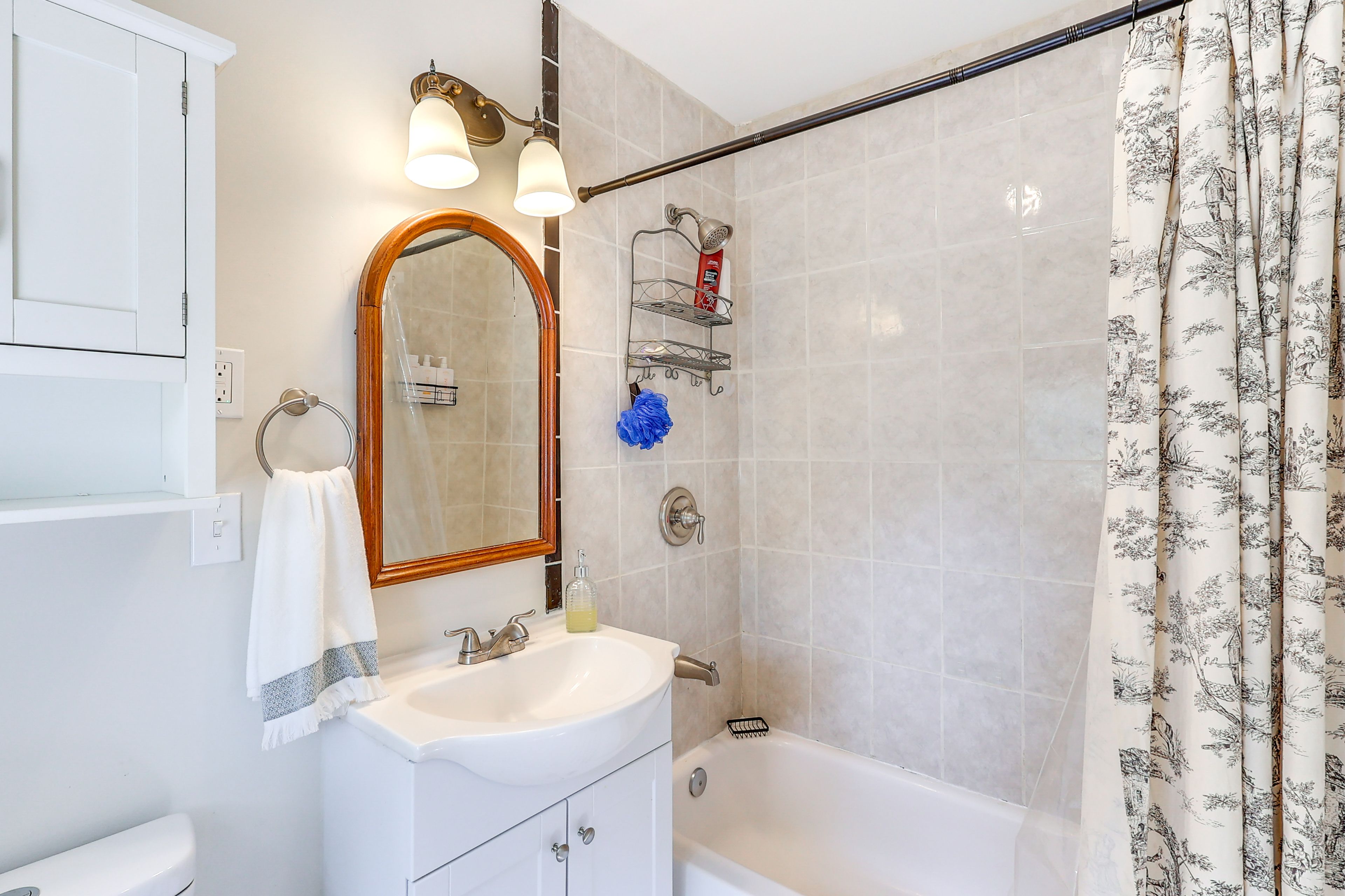 Full Bathroom | Towels Provided | 1st Floor