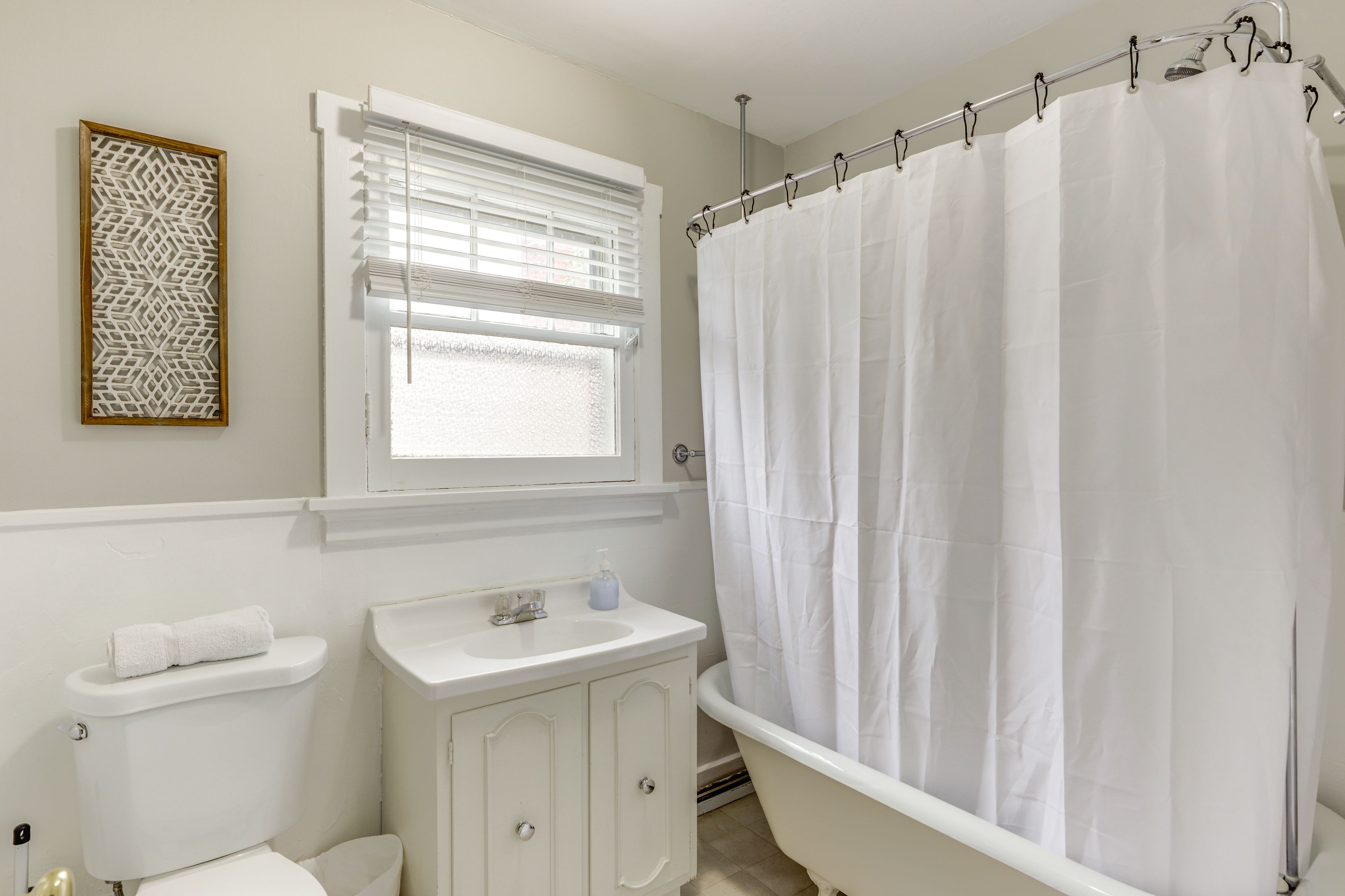 Full Bathroom | Towels Provided | Complimentary Toiletries