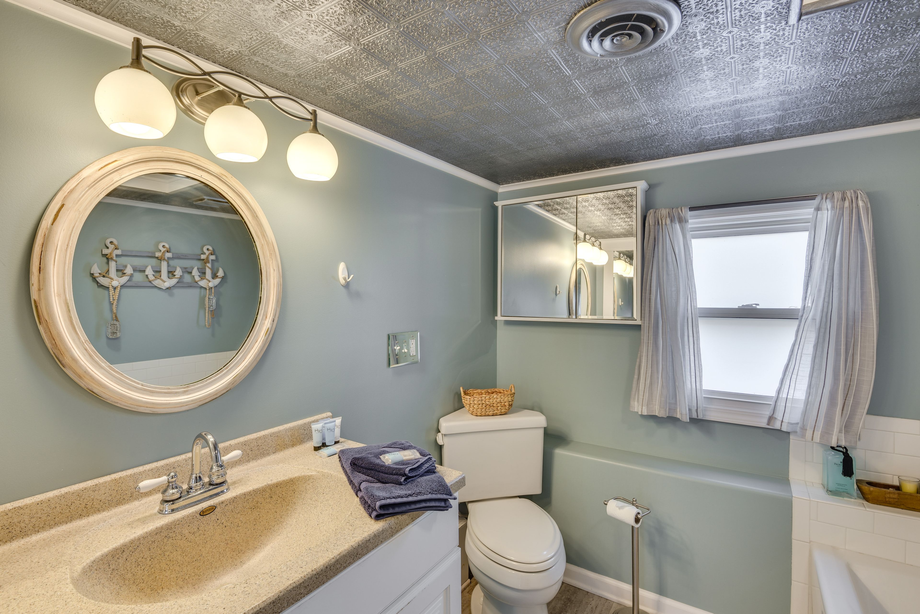 Full Bathroom | 1st Floor