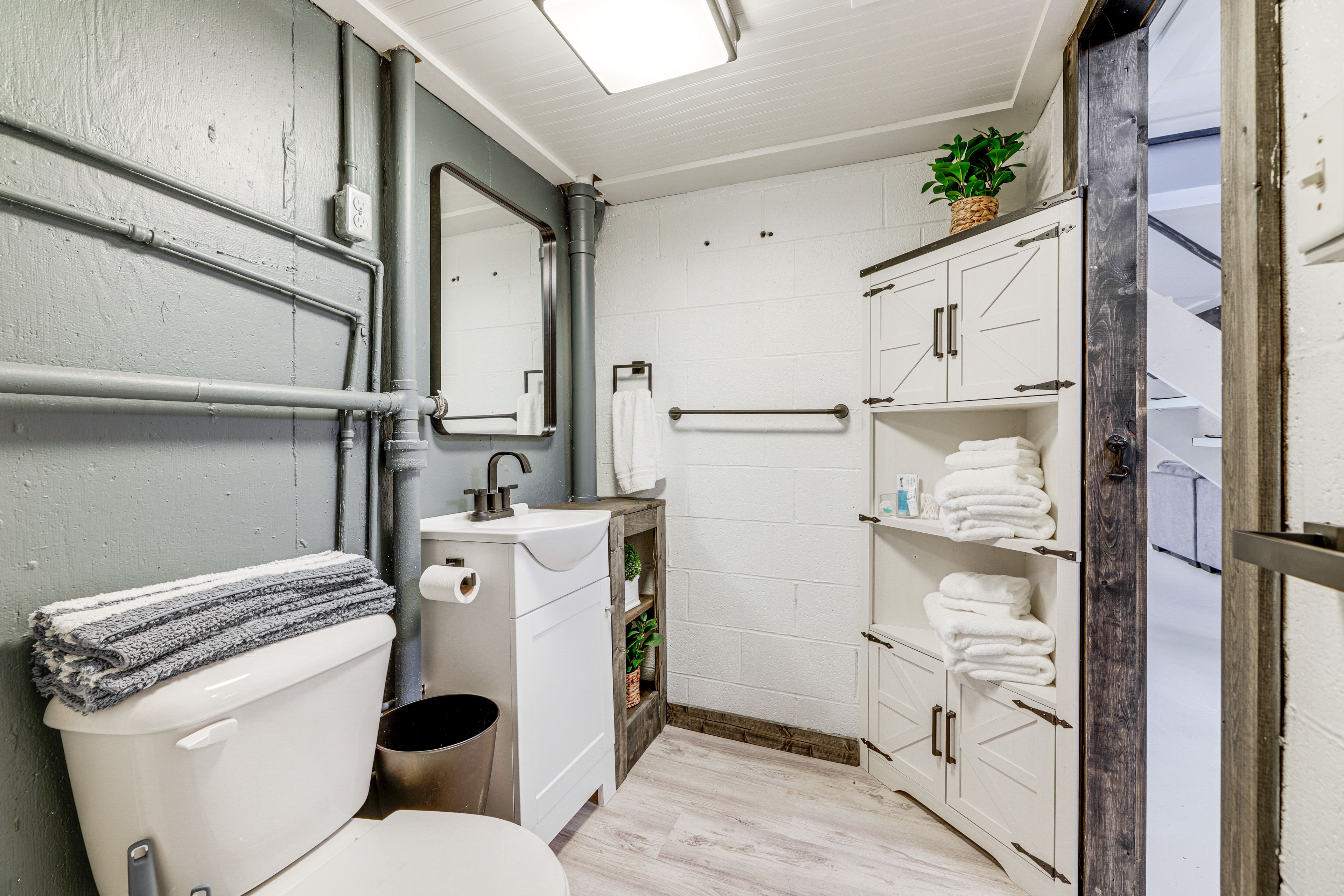 Full Bathroom | Basement | Towels Provided
