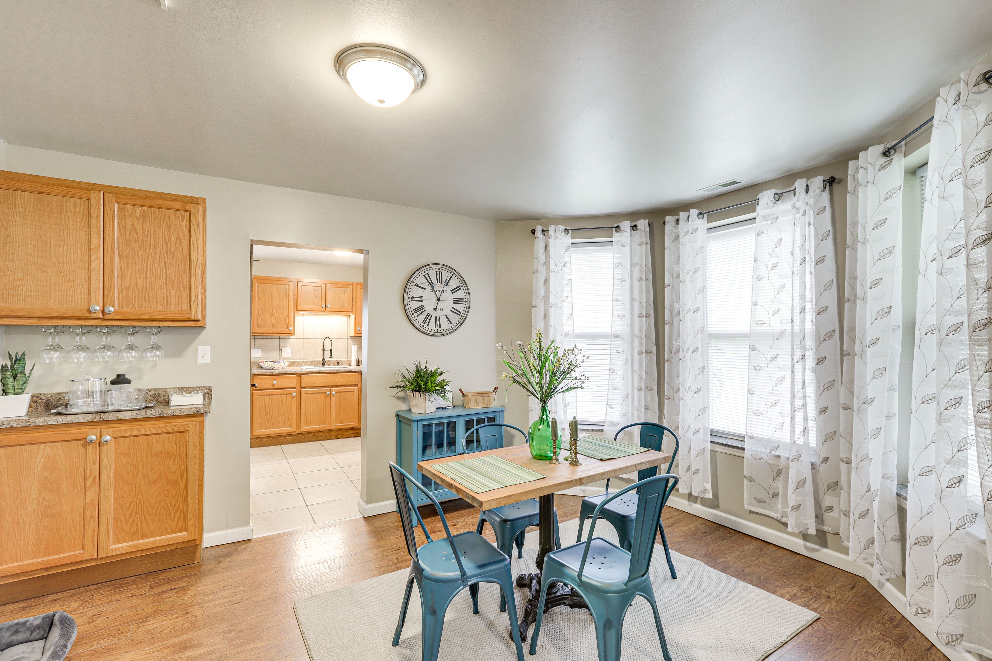 Dining Area | Dishware/Flatware Provided