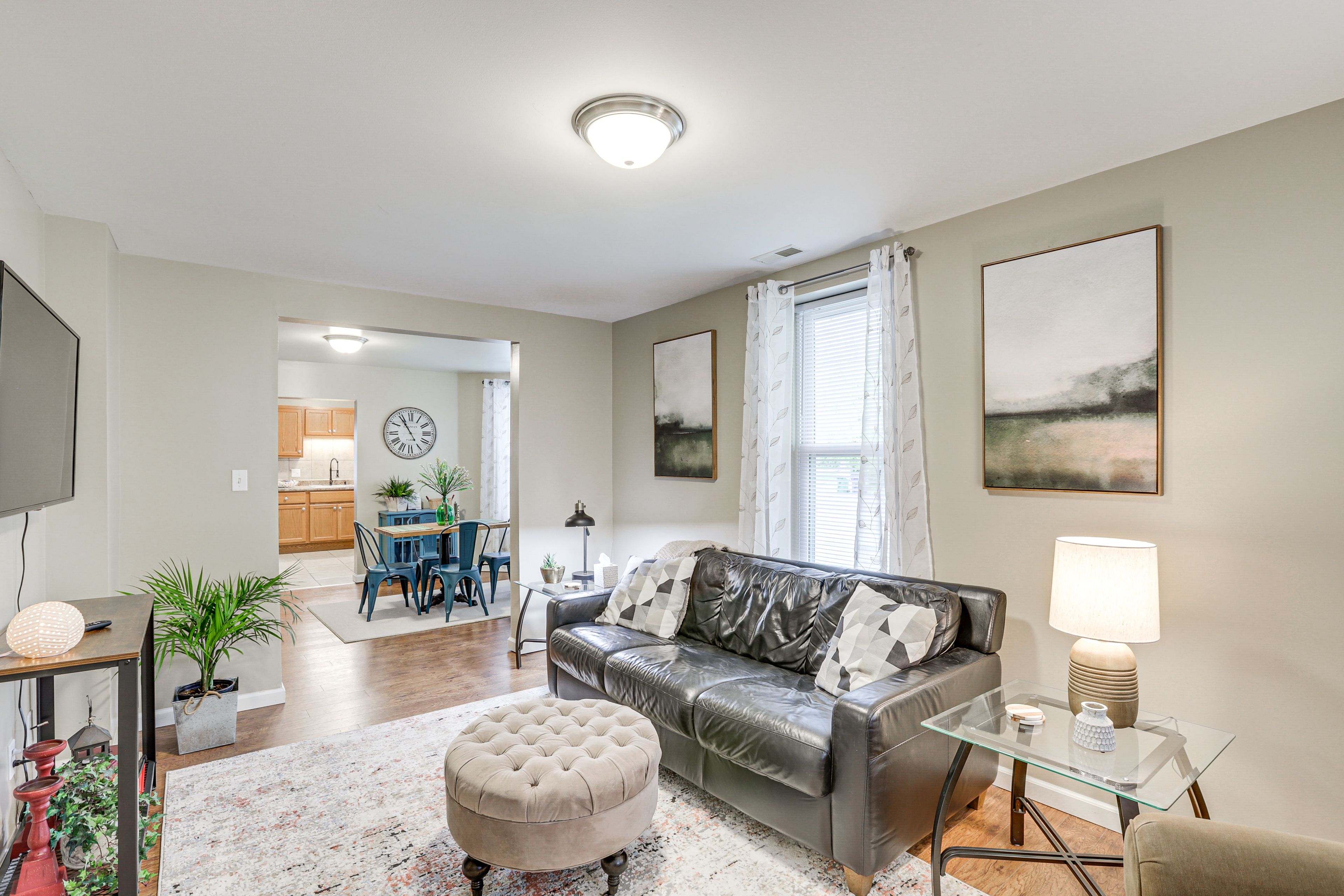 Living Room | Free WiFi | Central Heating & A/C | Smart TV