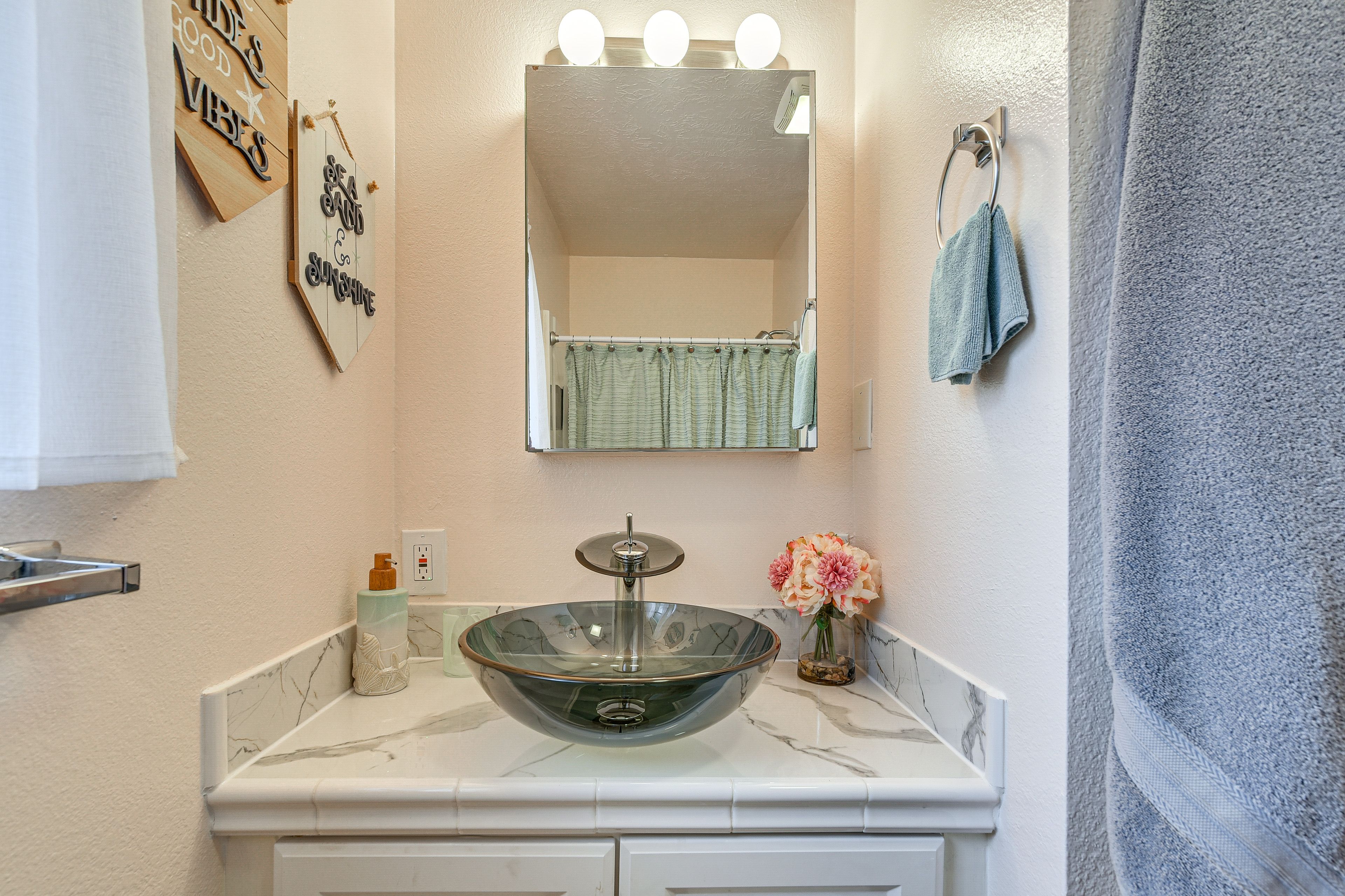 Full Bathroom | Complimentary Toiletries | Towels Provided