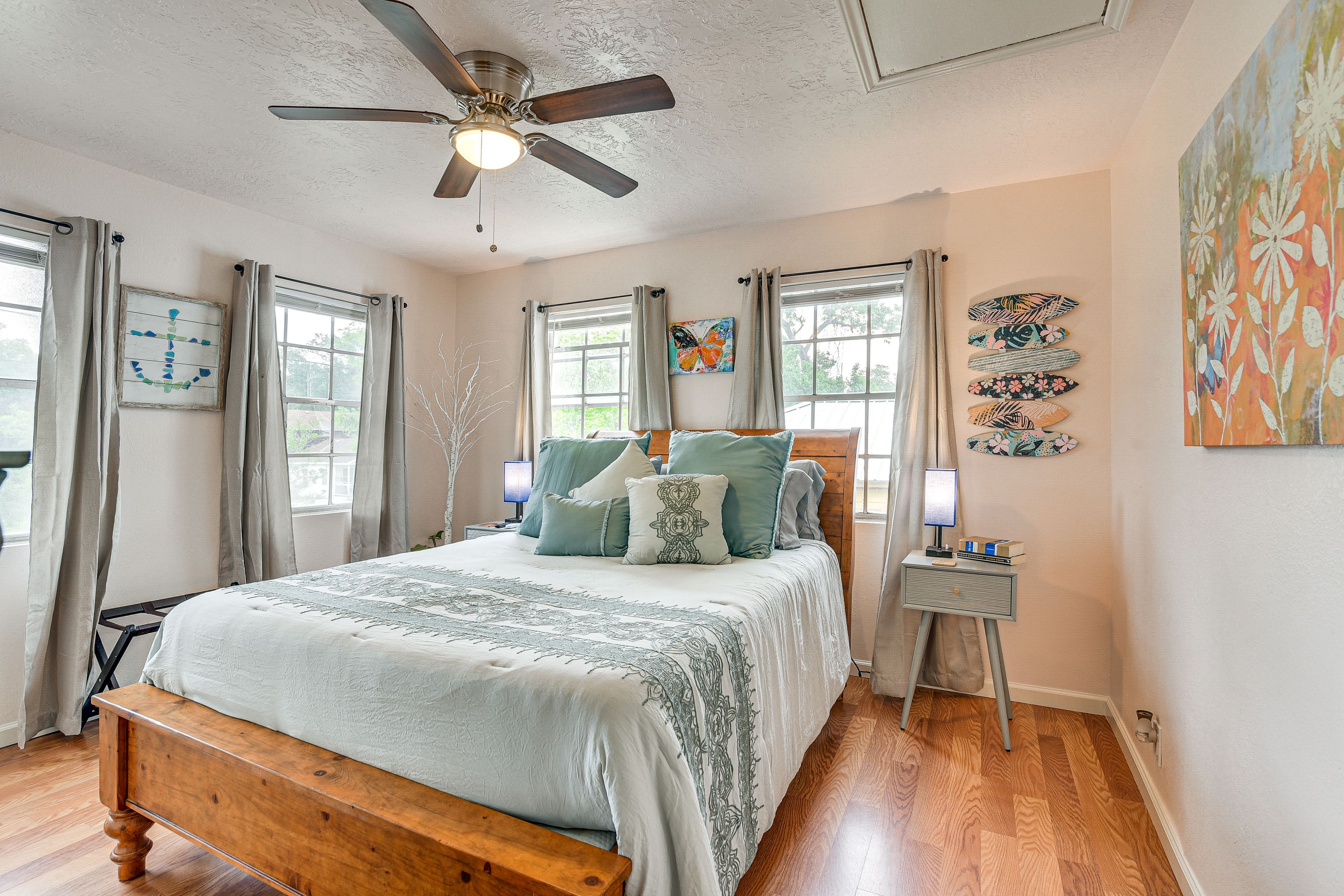 Bedroom | Queen Bed | Smart TV