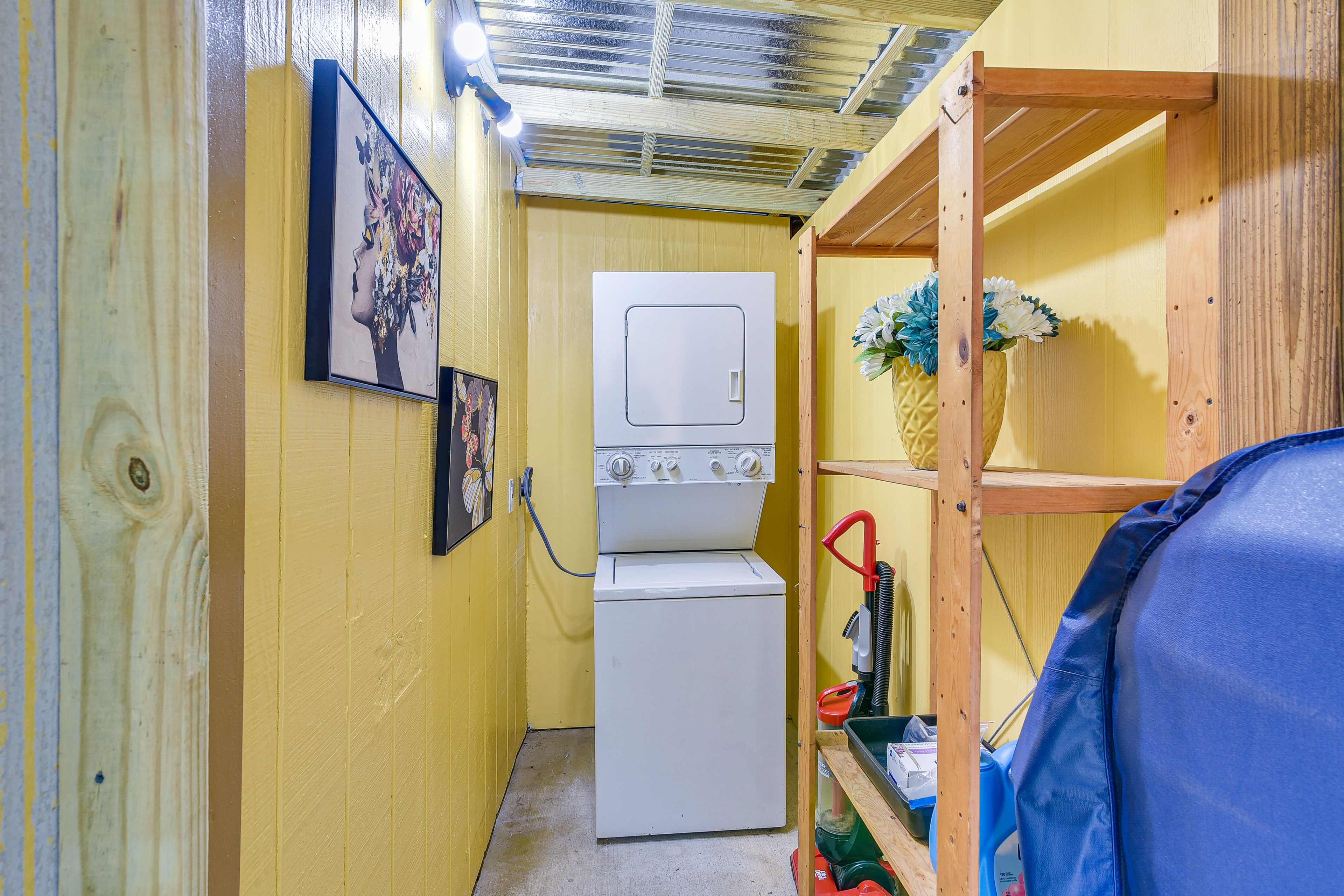 Private Detached Laundry Room | Detergent Provided