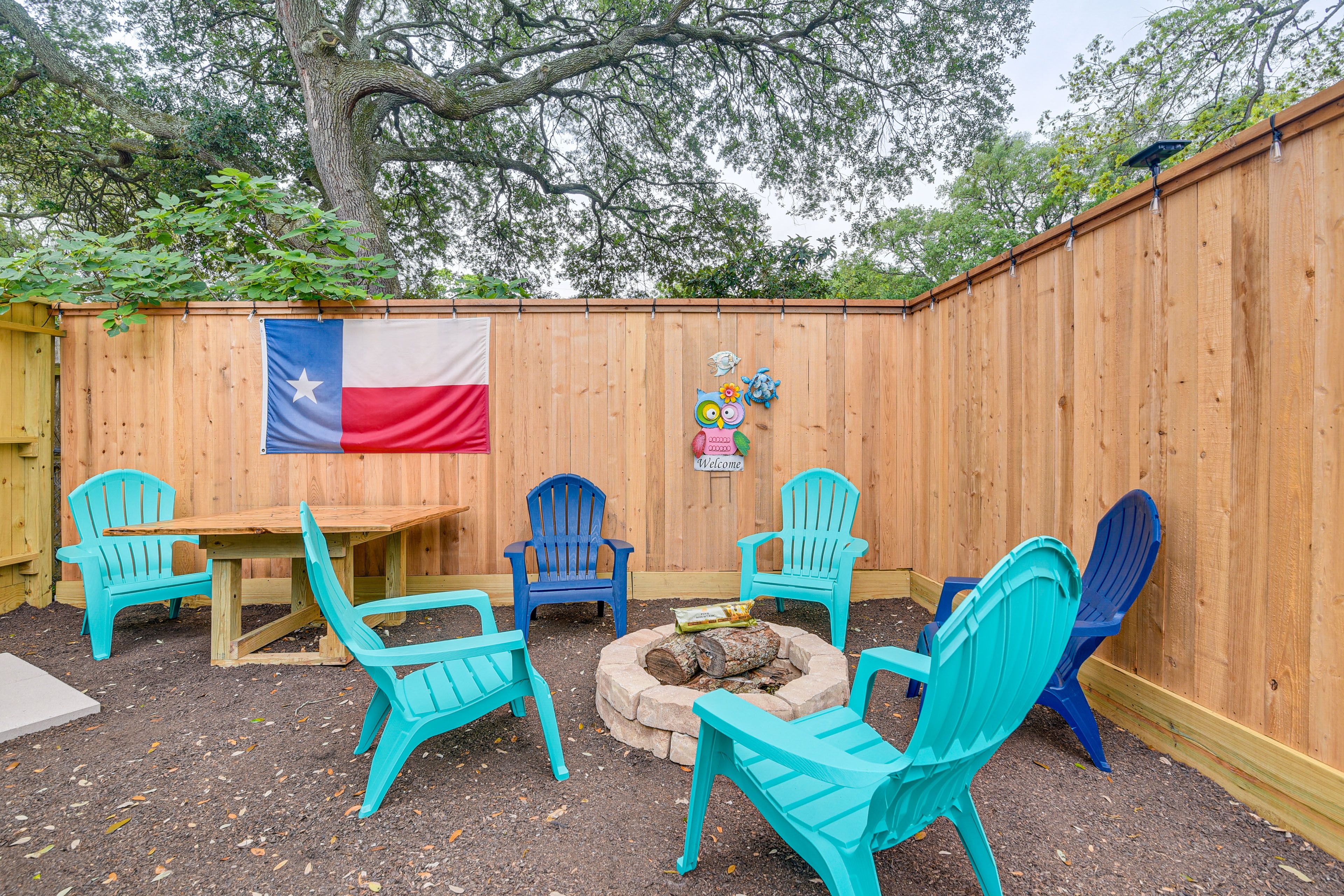 Apartment Exterior | Fire Pit | Gas Grill | Dining Area