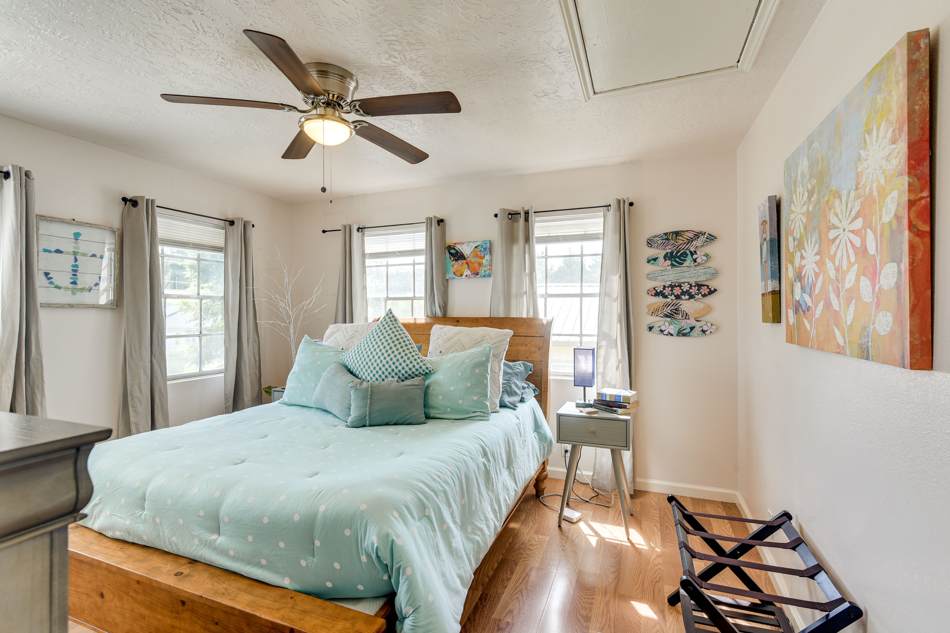 Bedroom | Queen Bed | Smart TV