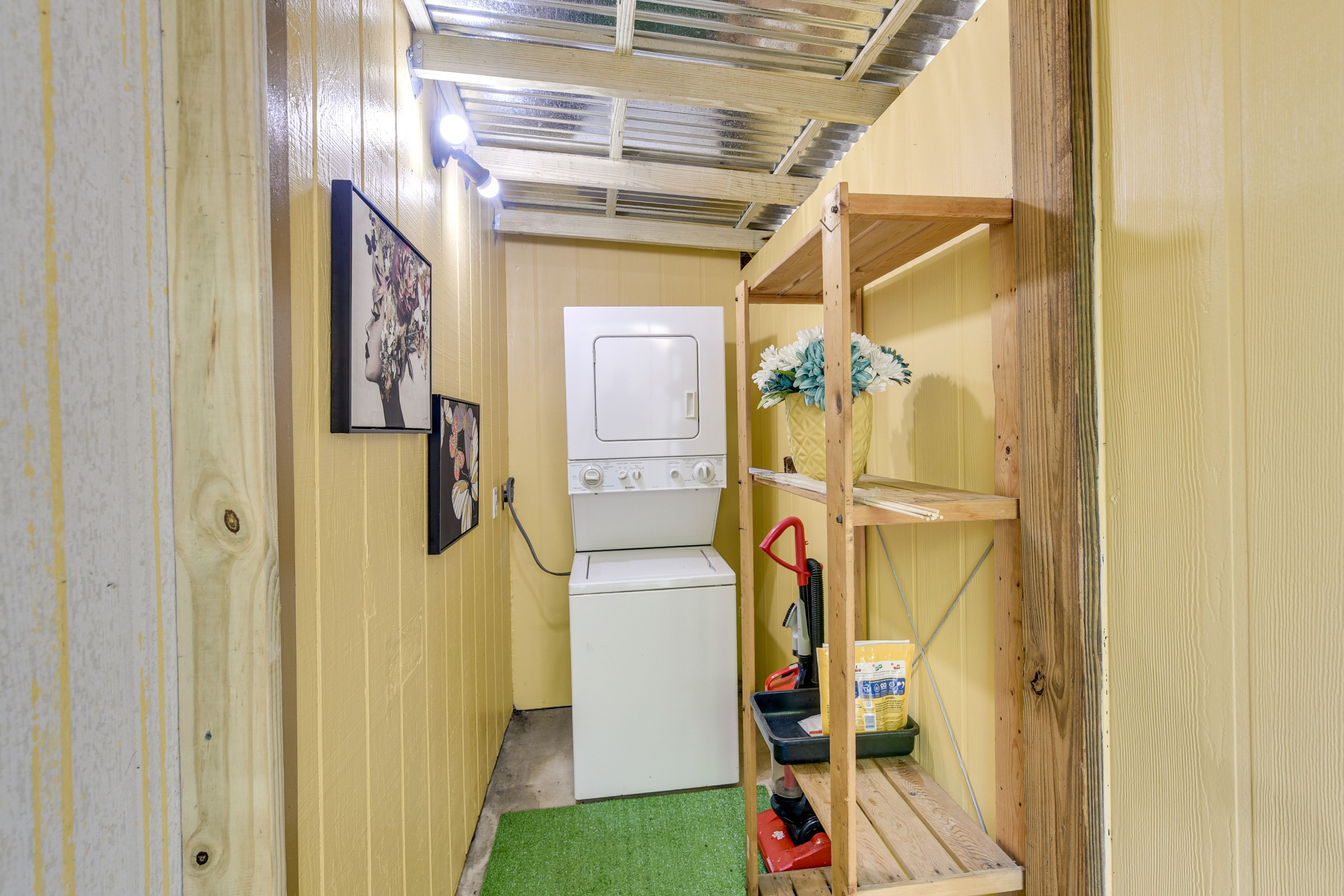 Private Detached Laundry Room | Detergent Provided