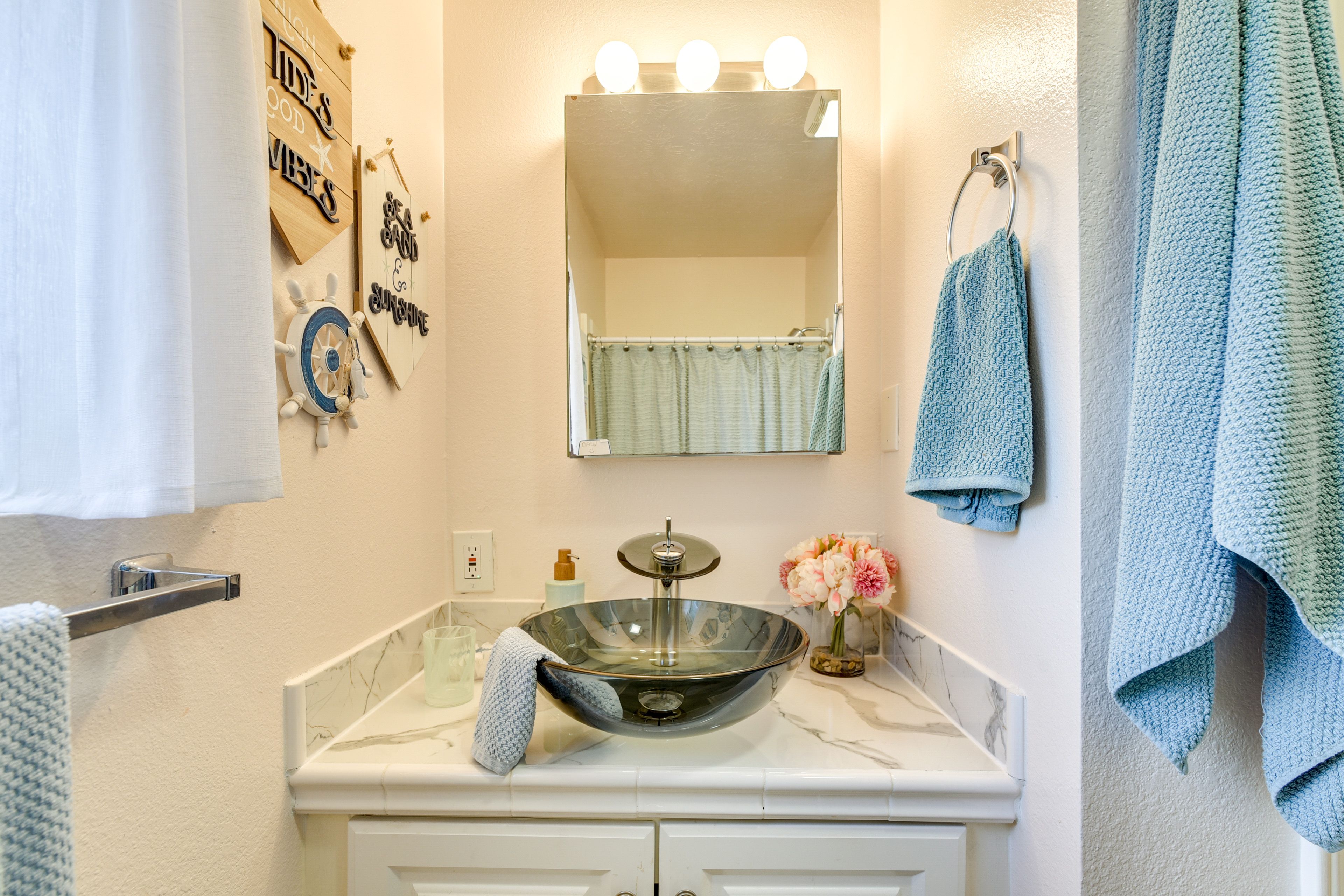 Full Bathroom | Complimentary Toiletries | Towels Provided