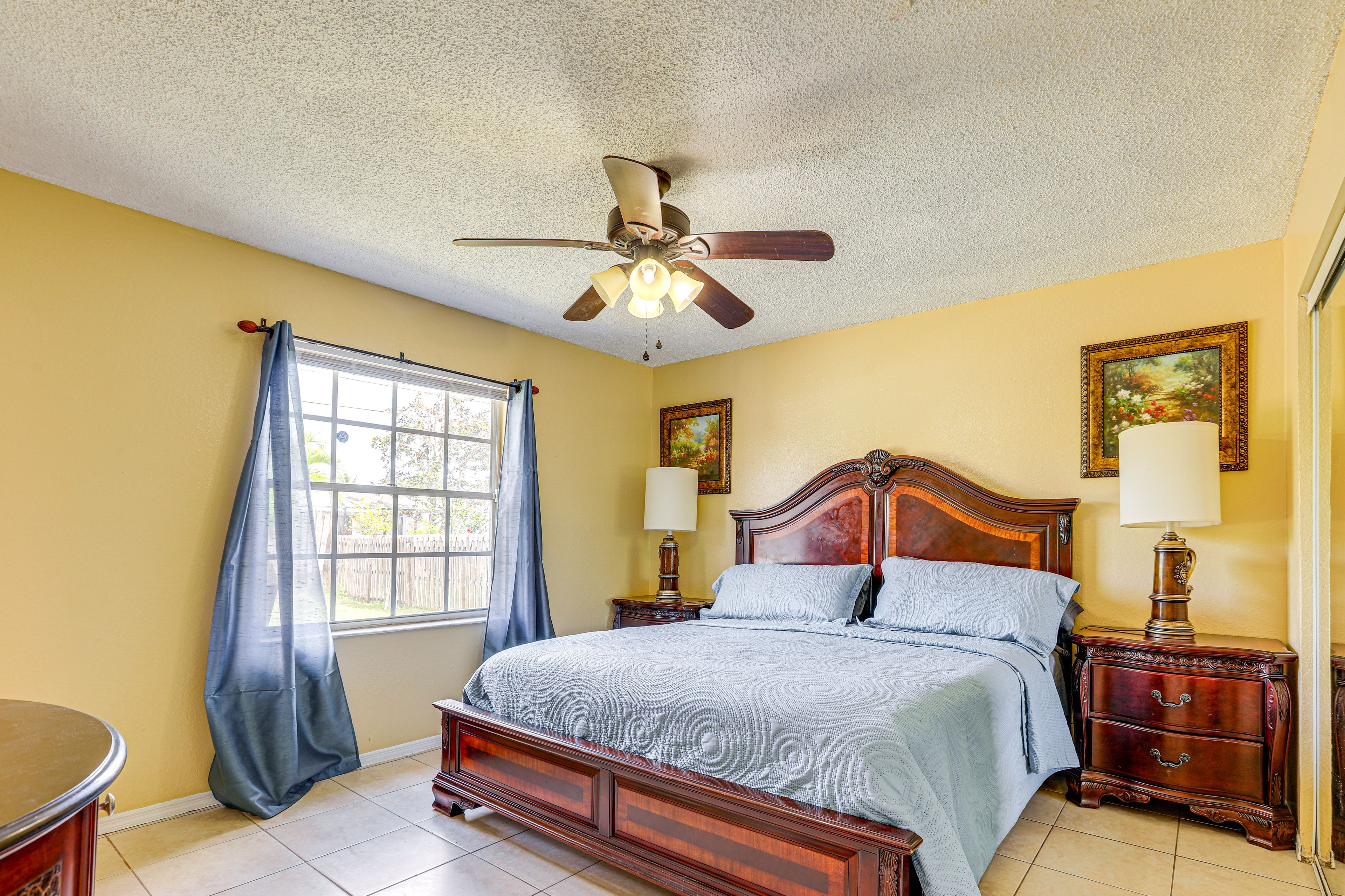 Bedroom 1 | Queen Bed