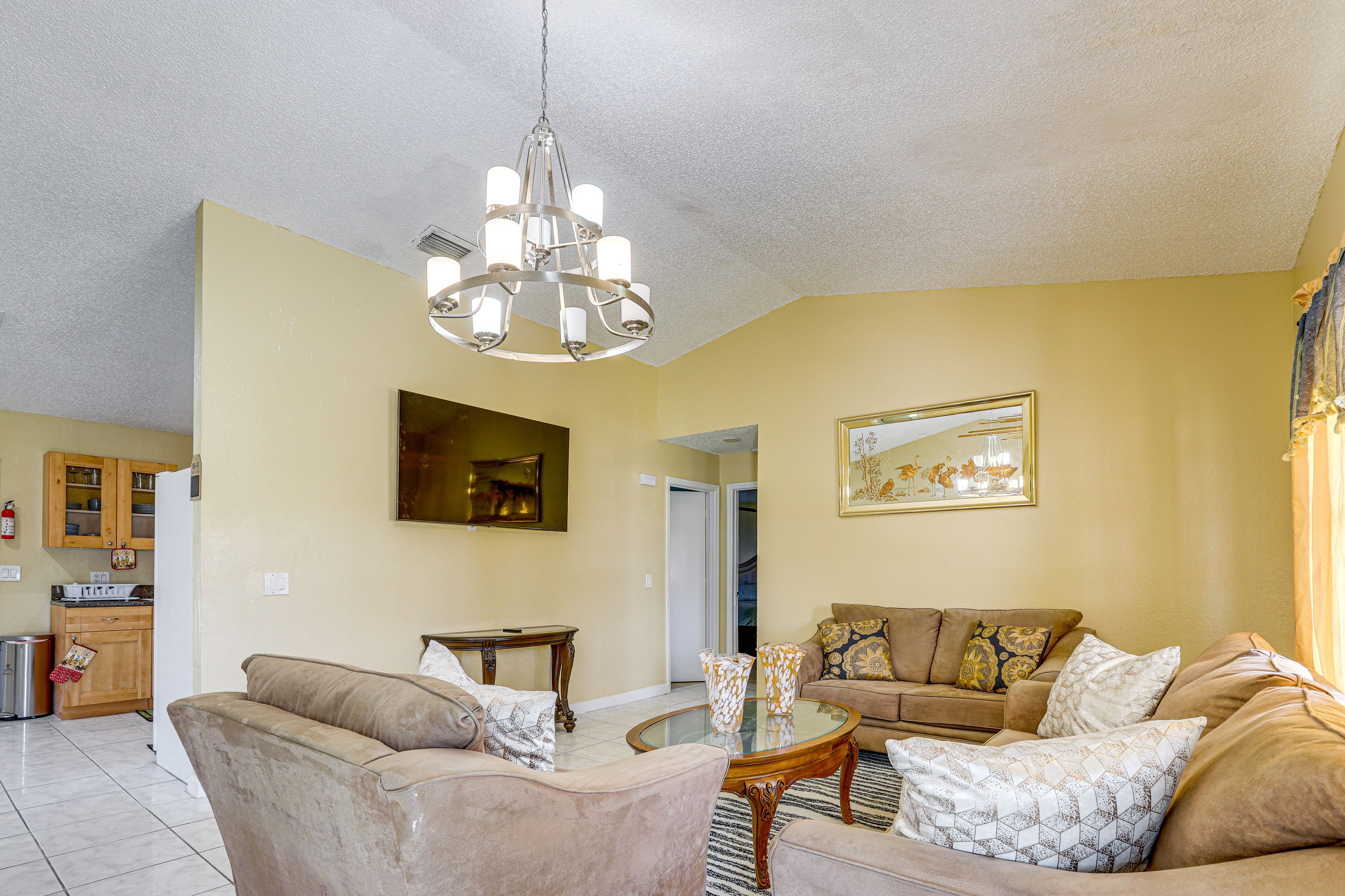 Living Room | Sleeper Sofa | Free WiFi | Central A/C & Heat | Smart TV