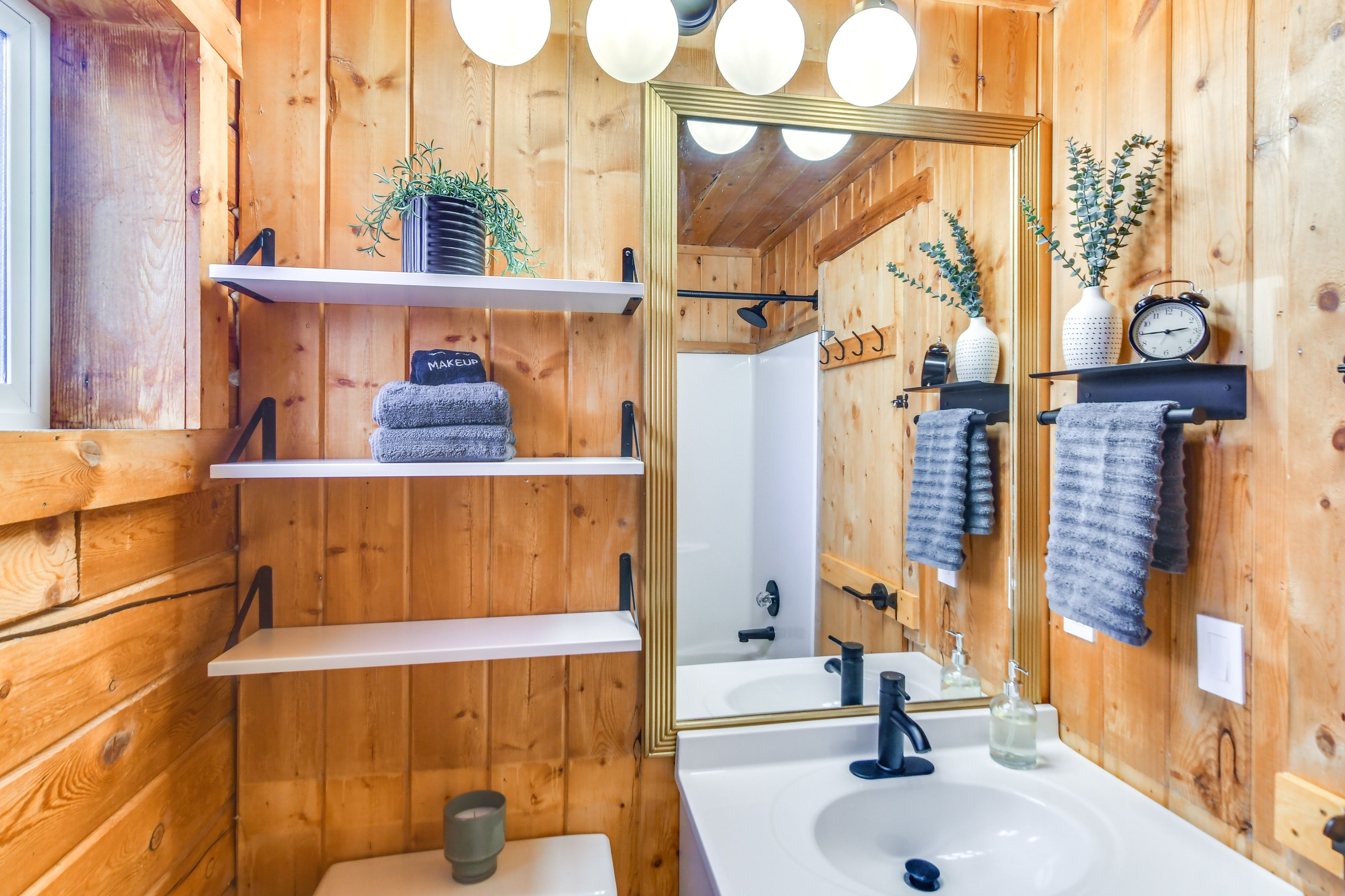 Full Bathroom | Towels Provided