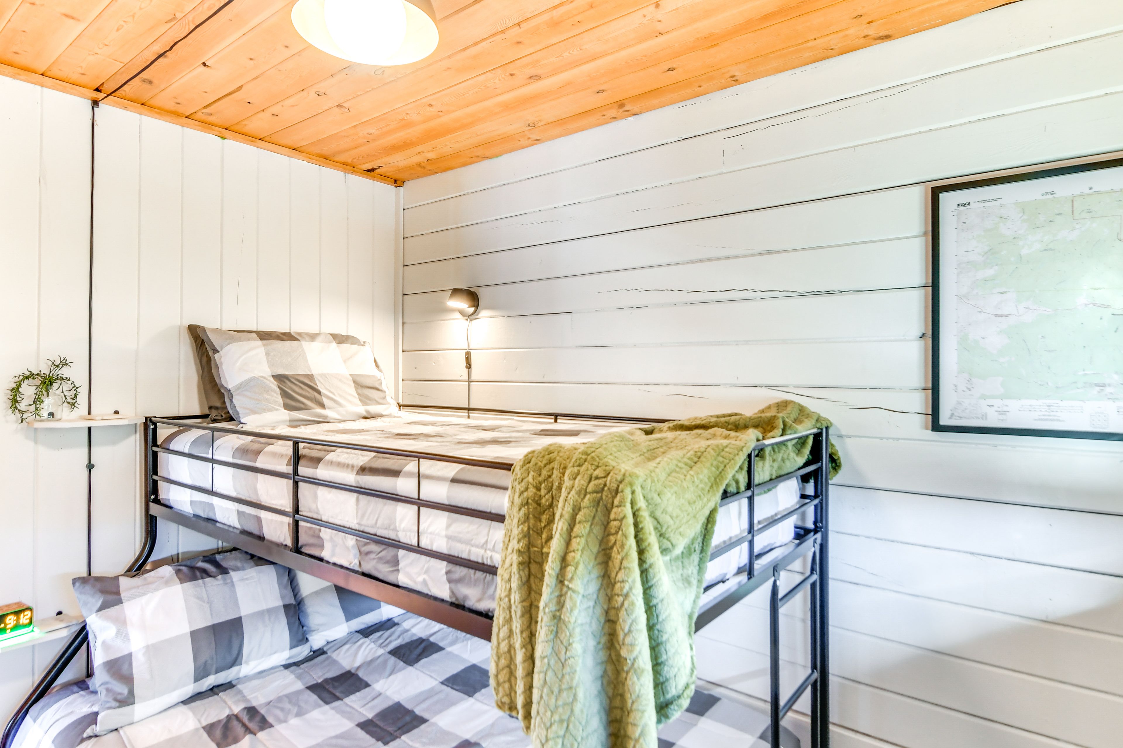 Bedroom 2 | Twin/Full Bunk Bed