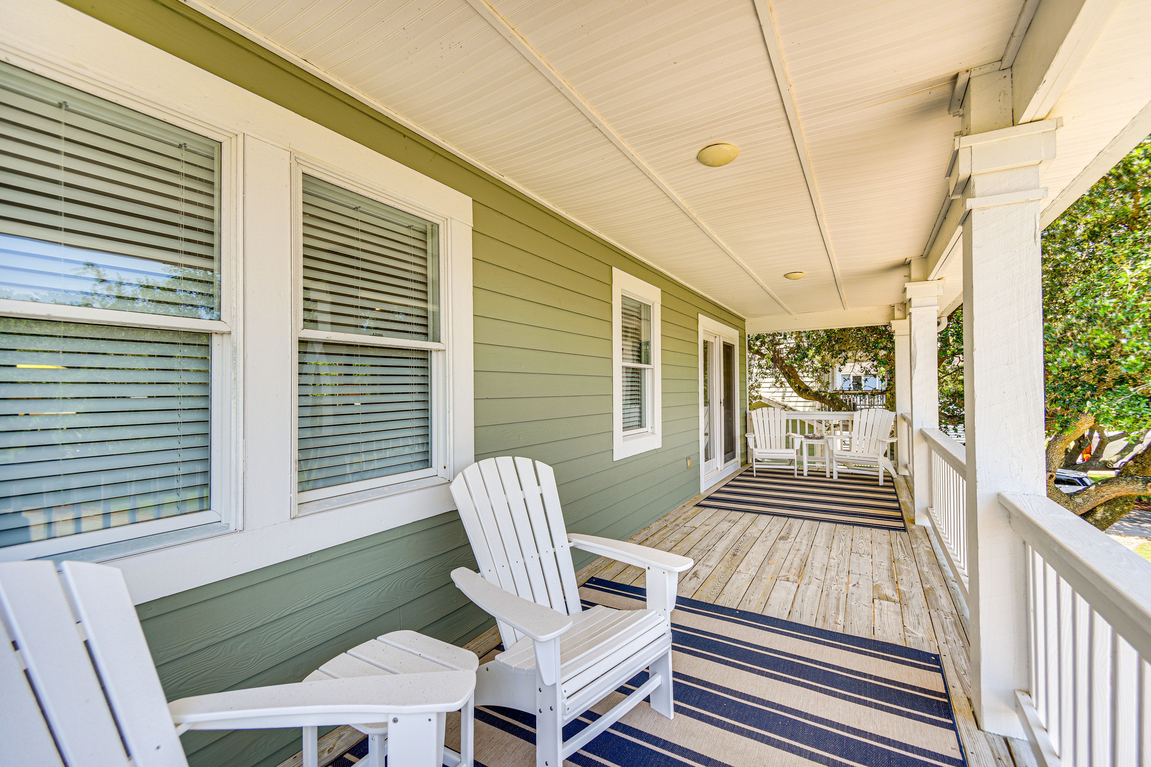 Upper Level Deck | Outdoor Seating