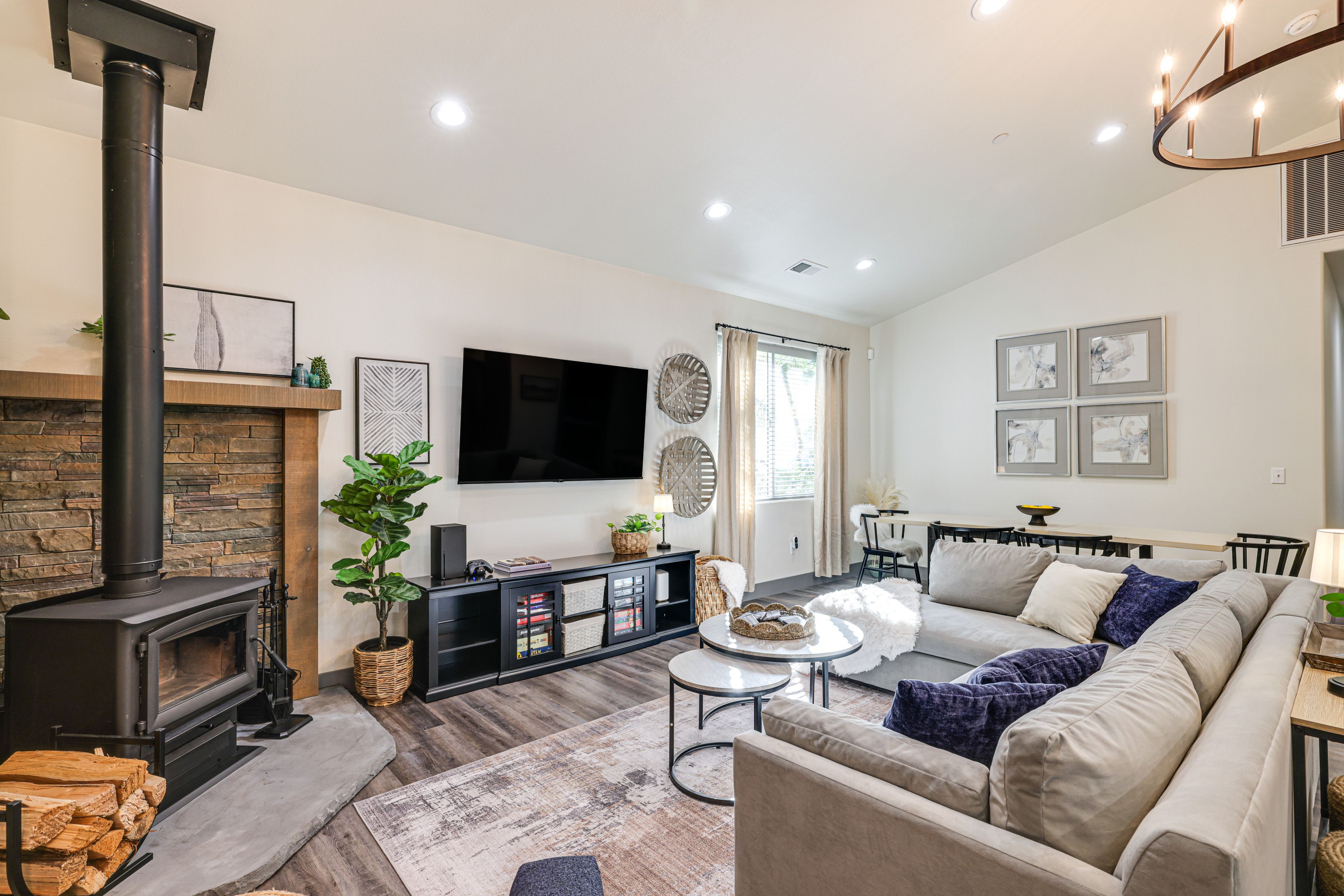Living Room | Free WiFi | Central A/C & Heating