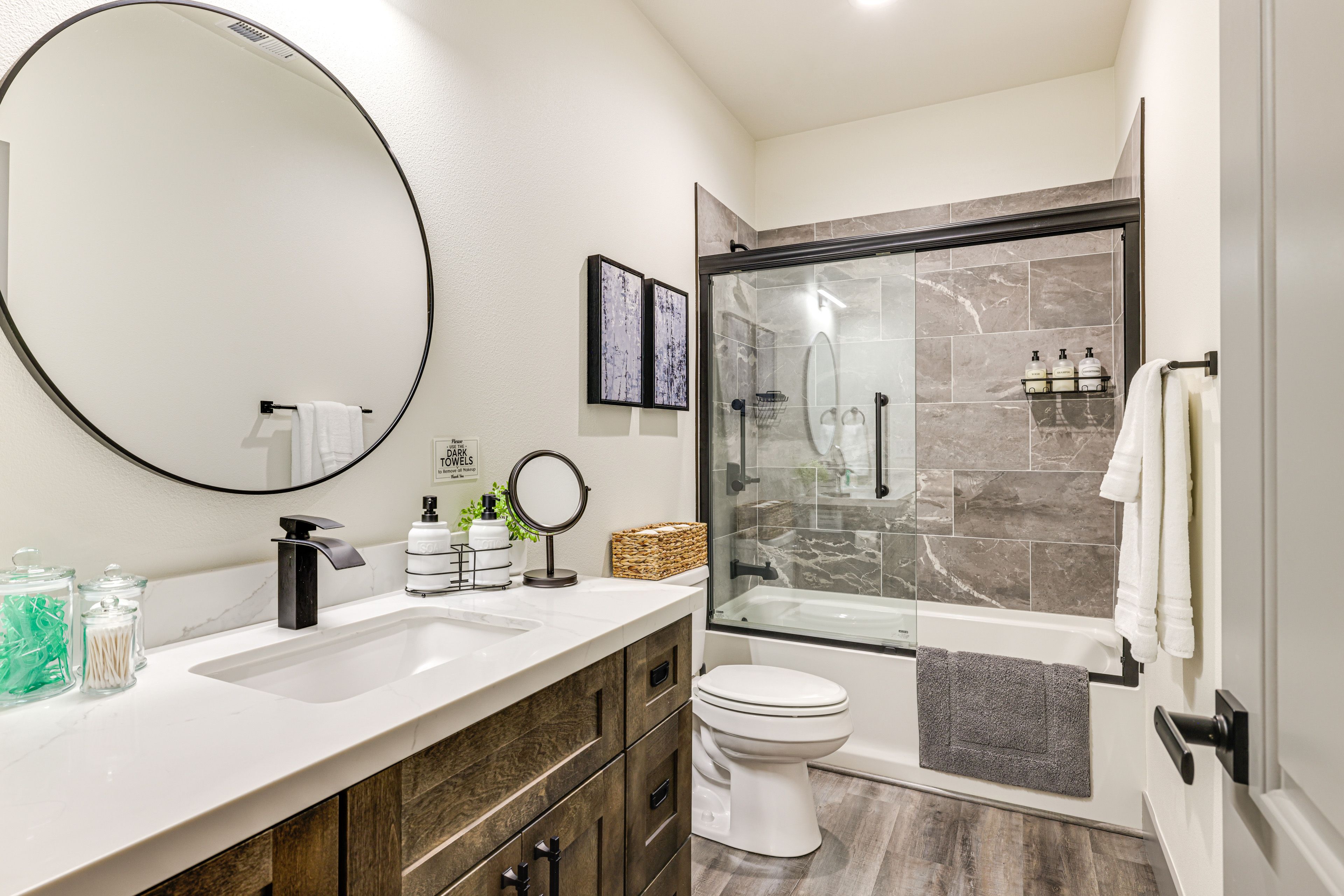 Full Bathroom | Complimentary Toiletries
