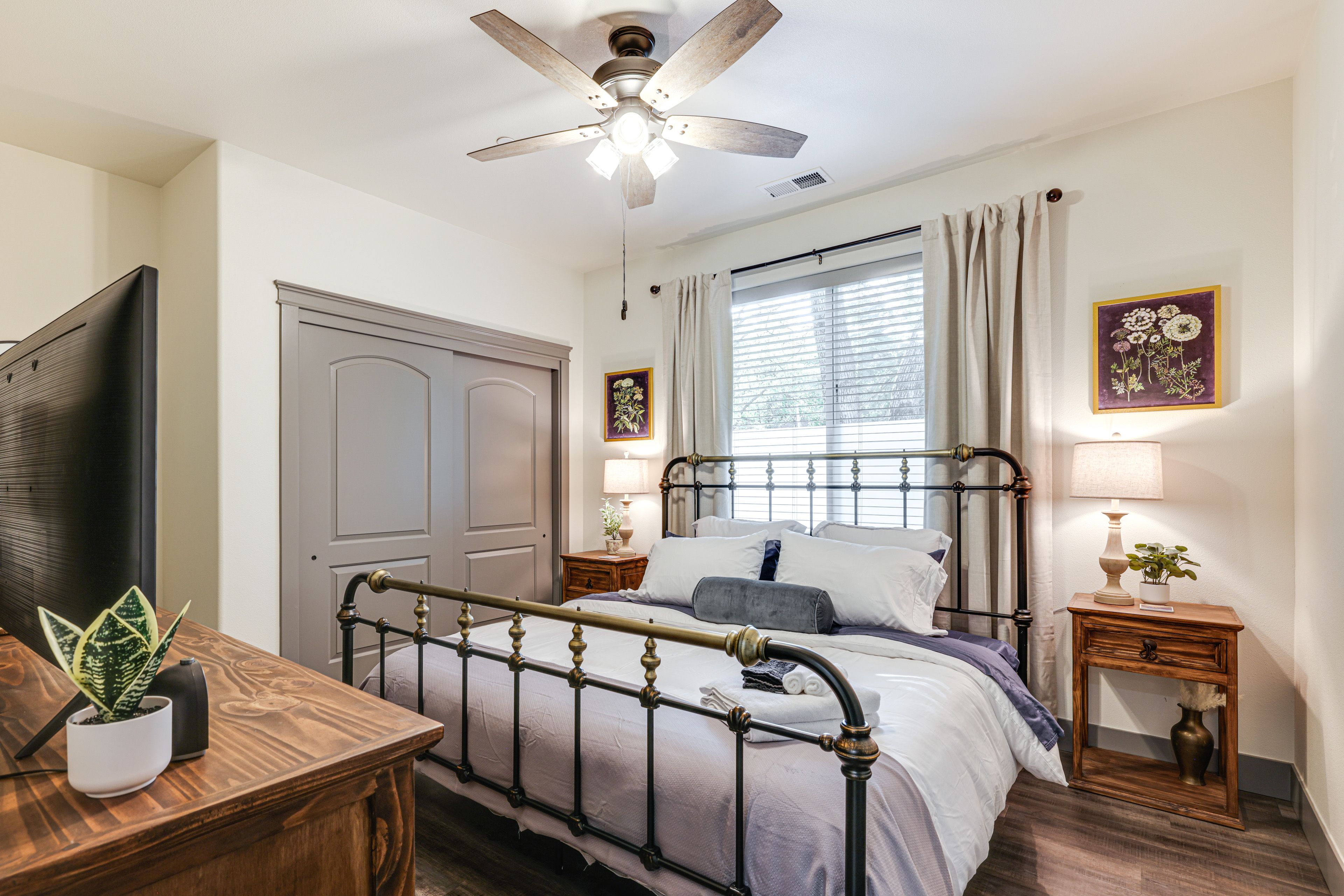 Bedroom 1 | King Bed | Smart TV