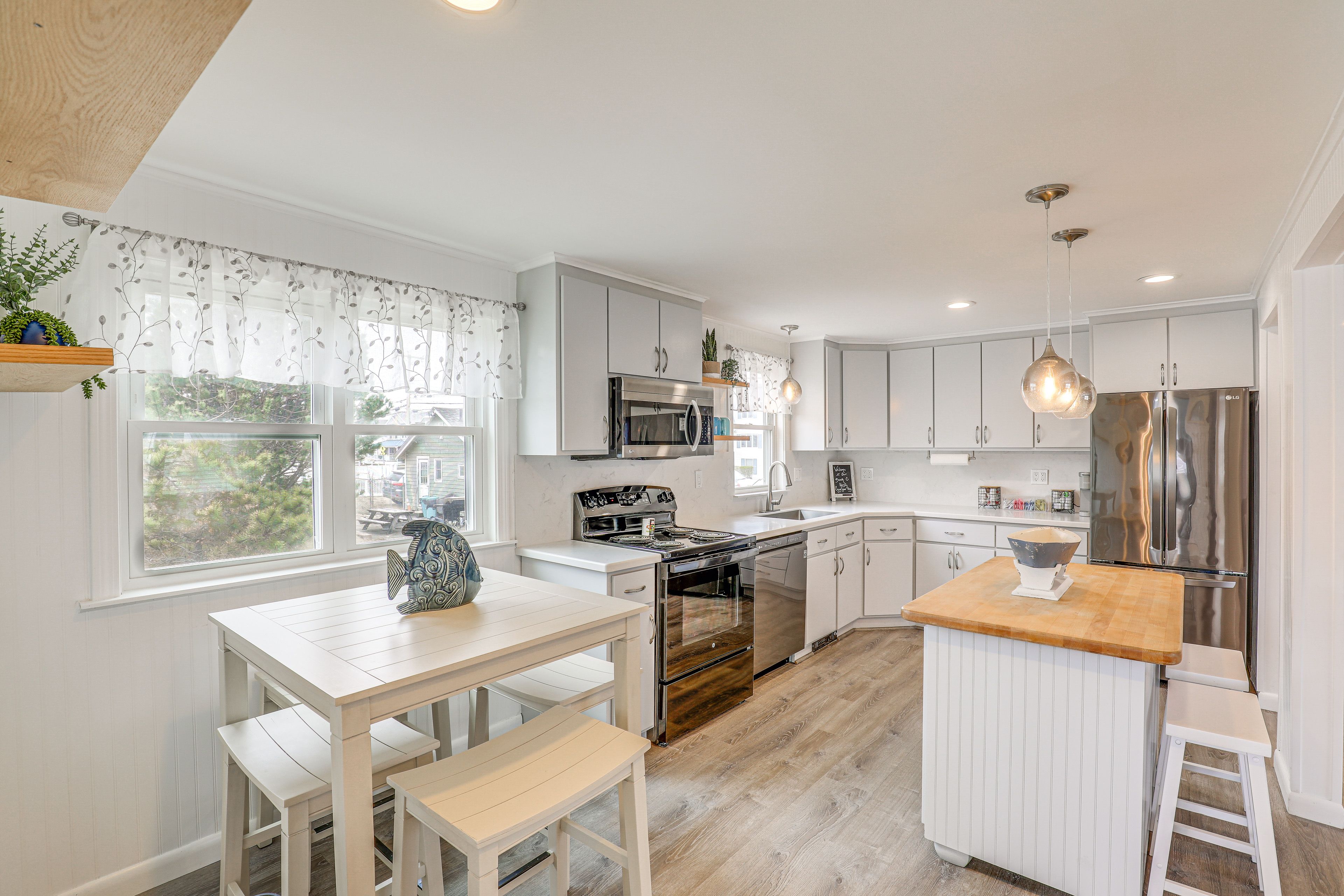 Dining Area | Kitchen | Cooking Basics Supplied