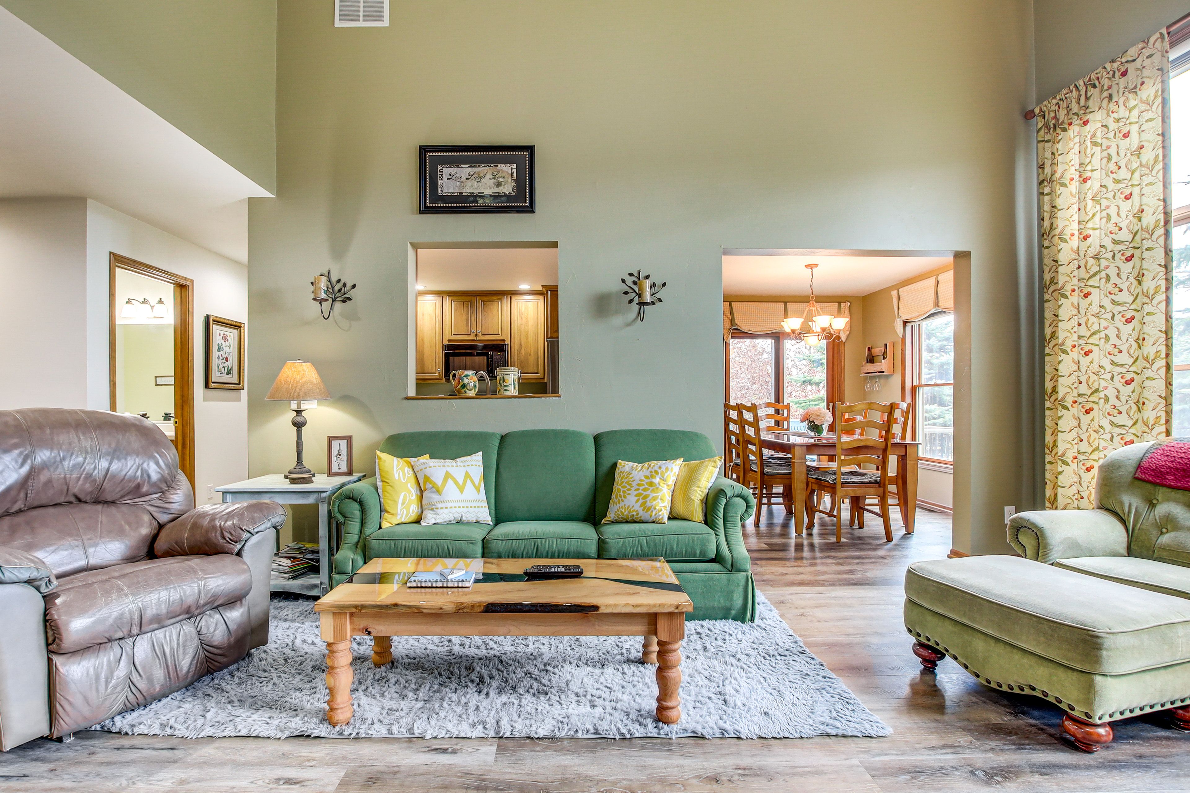 Living Room | Board Games & Books | Fireplace | Free WiFi | Main Level