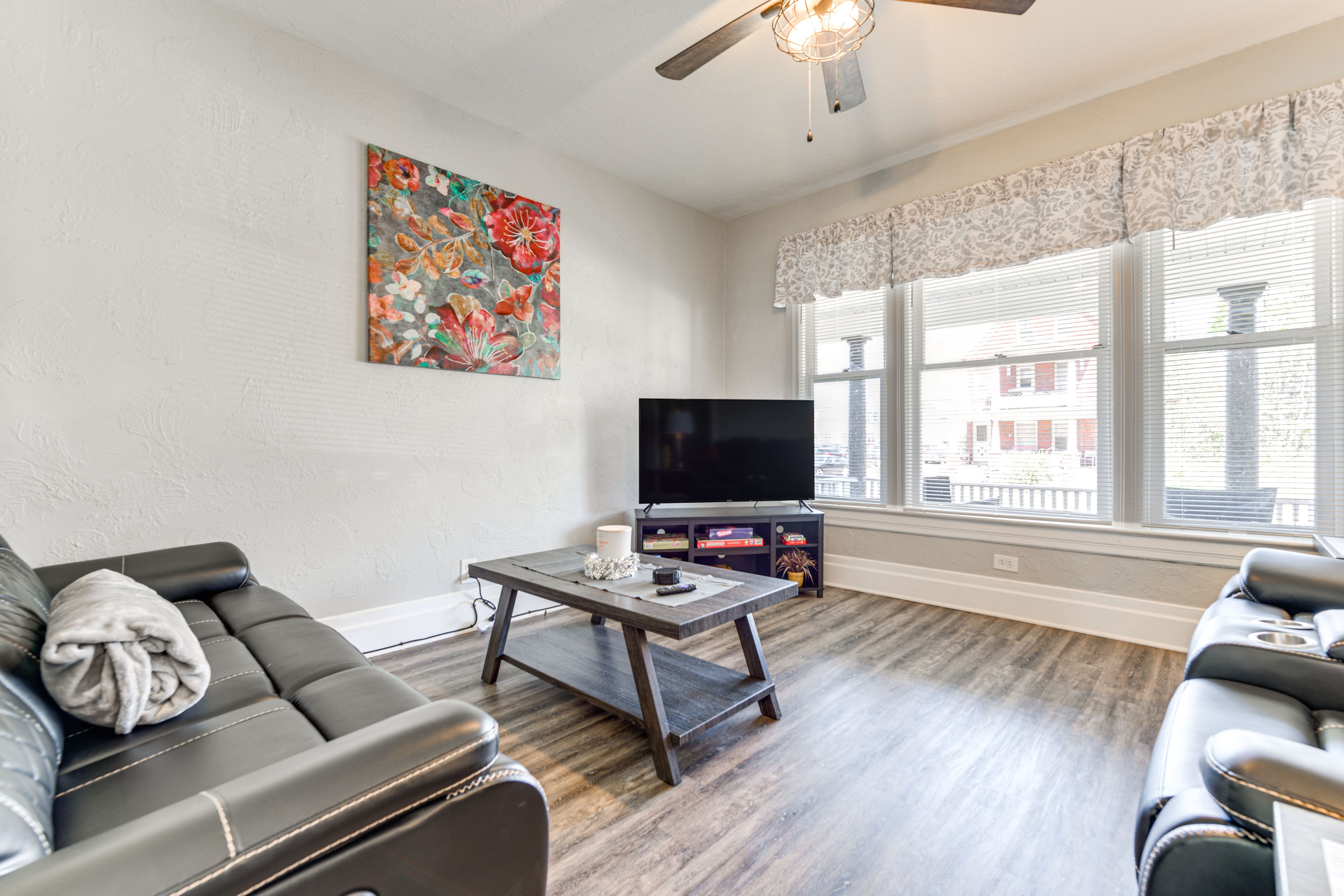Living Room | 1st Floor | Free WiFi | Central A/C & Heat | Smart TV