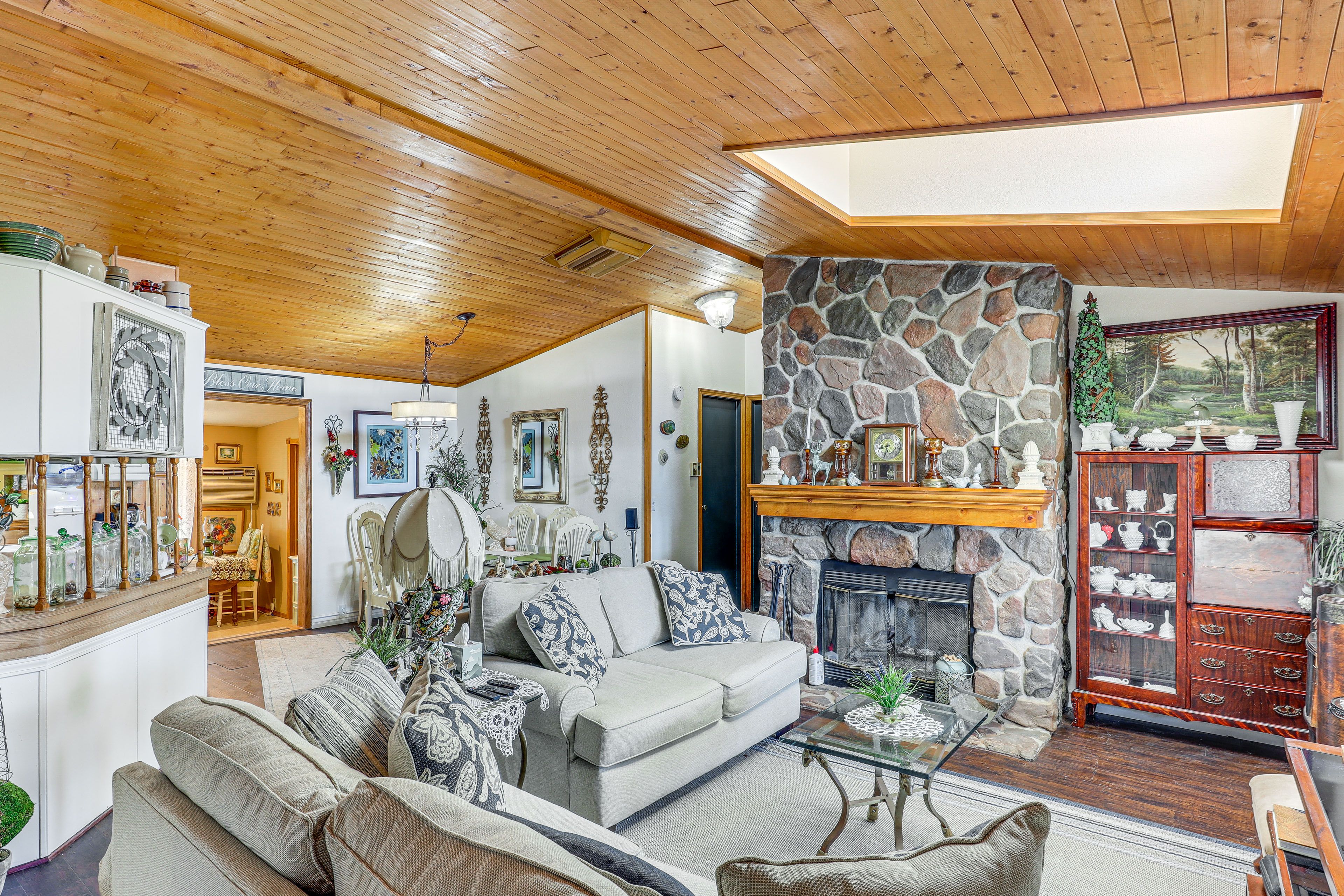 Living Room | Smart TV | Free WiFi | Wood-Burning Fireplace