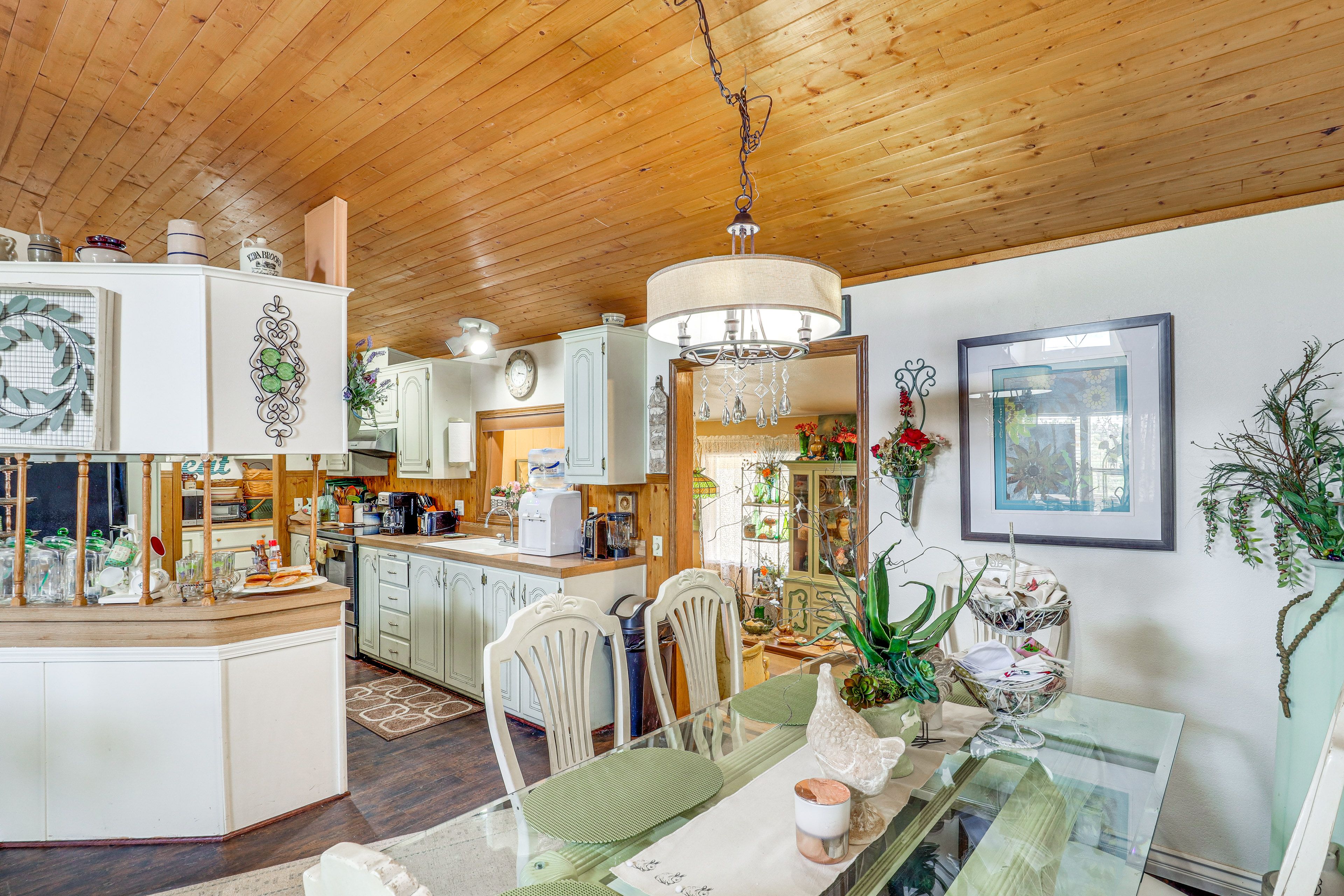 Dining Area | Dishware & Flatware Provided