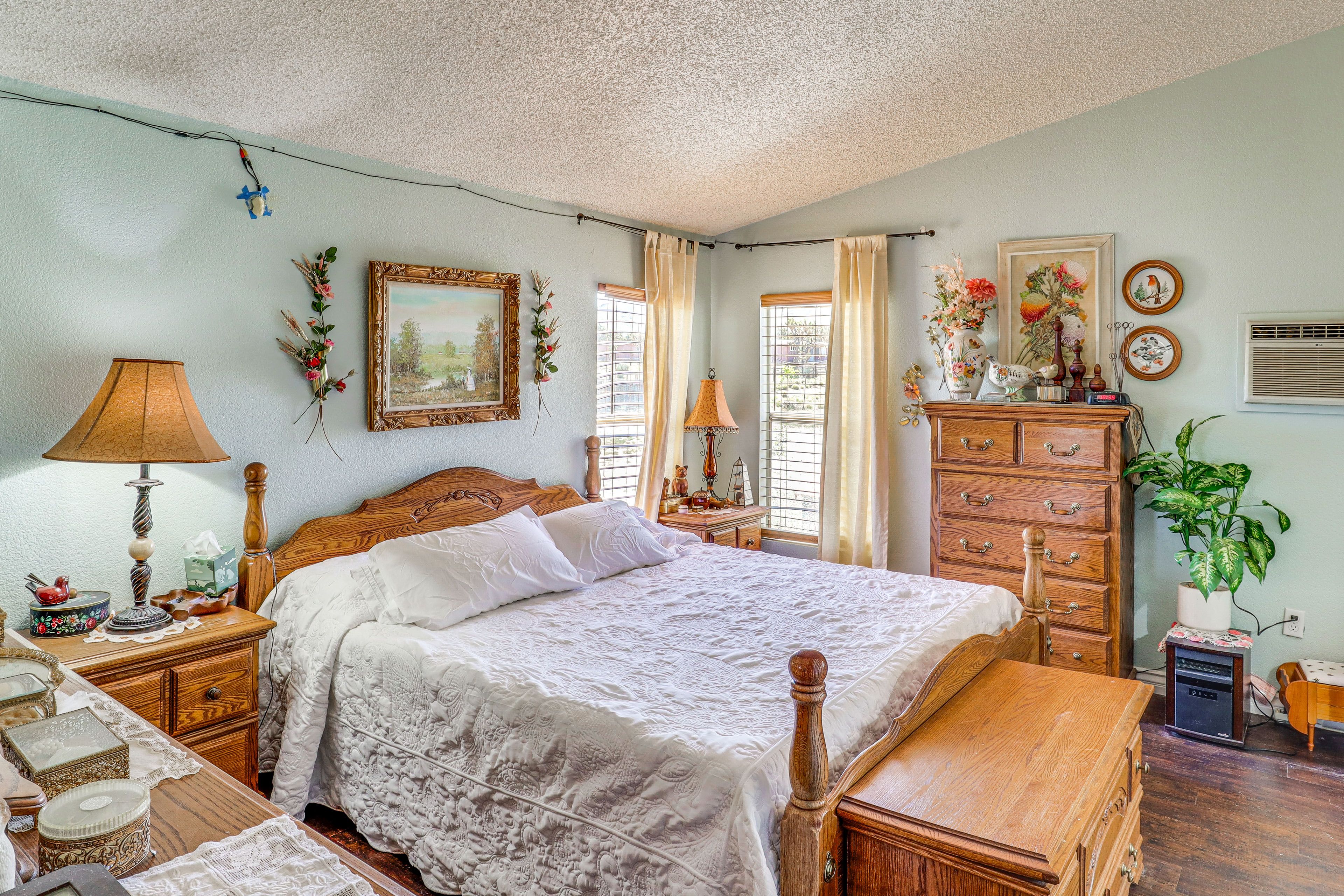 Bedroom 1 | King Bed | Linens Provided