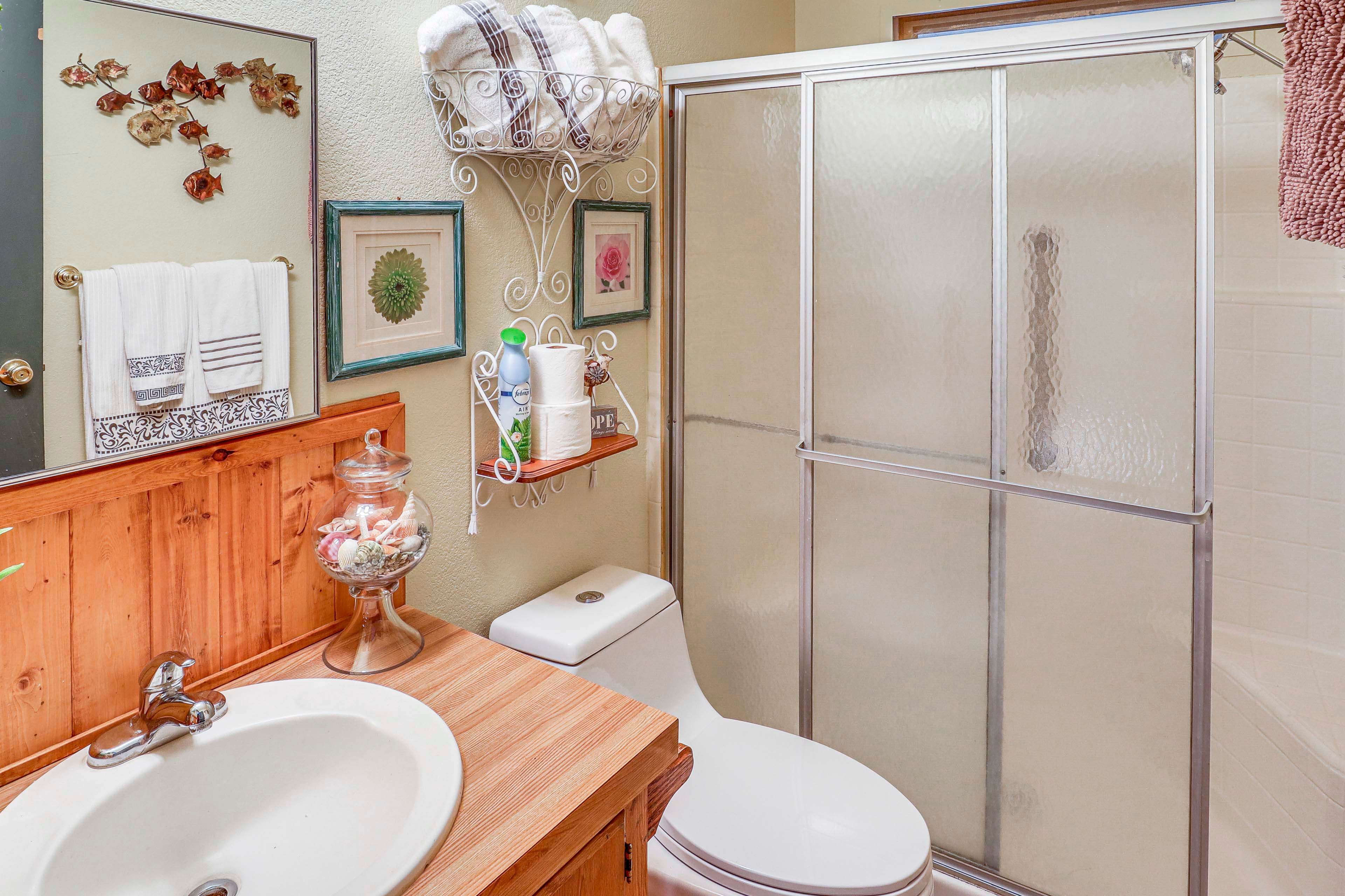 Full Bathroom | Towels Provided