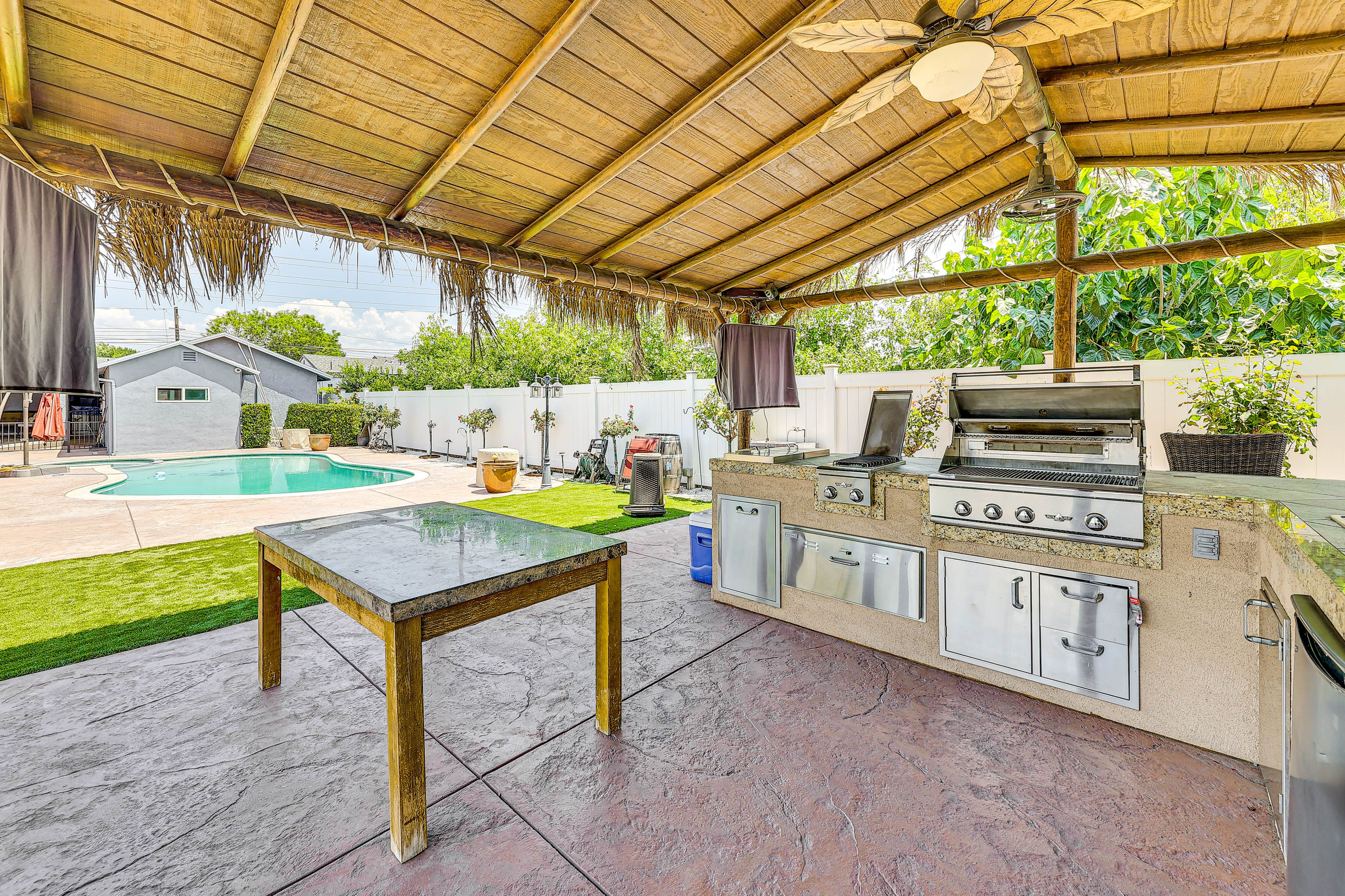 Outdoor Kitchen | Brick Oven | Dishwasher