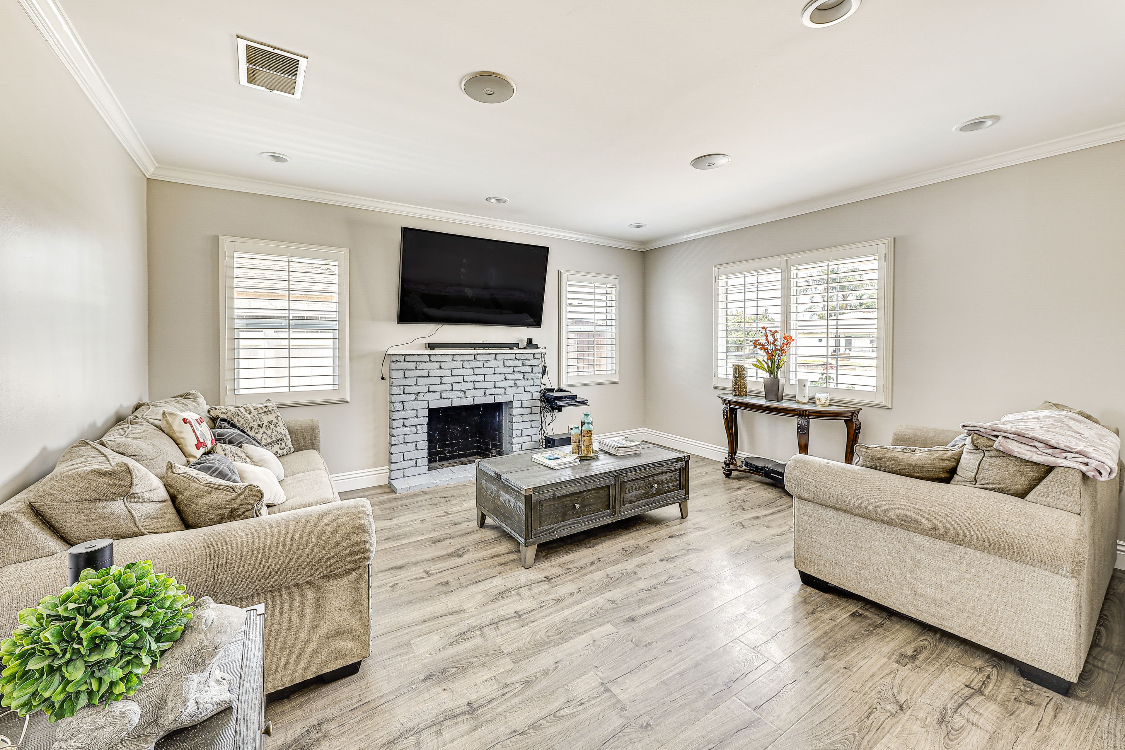 Living Room | Flat-Screen TV | Fireplace | Free WiFi