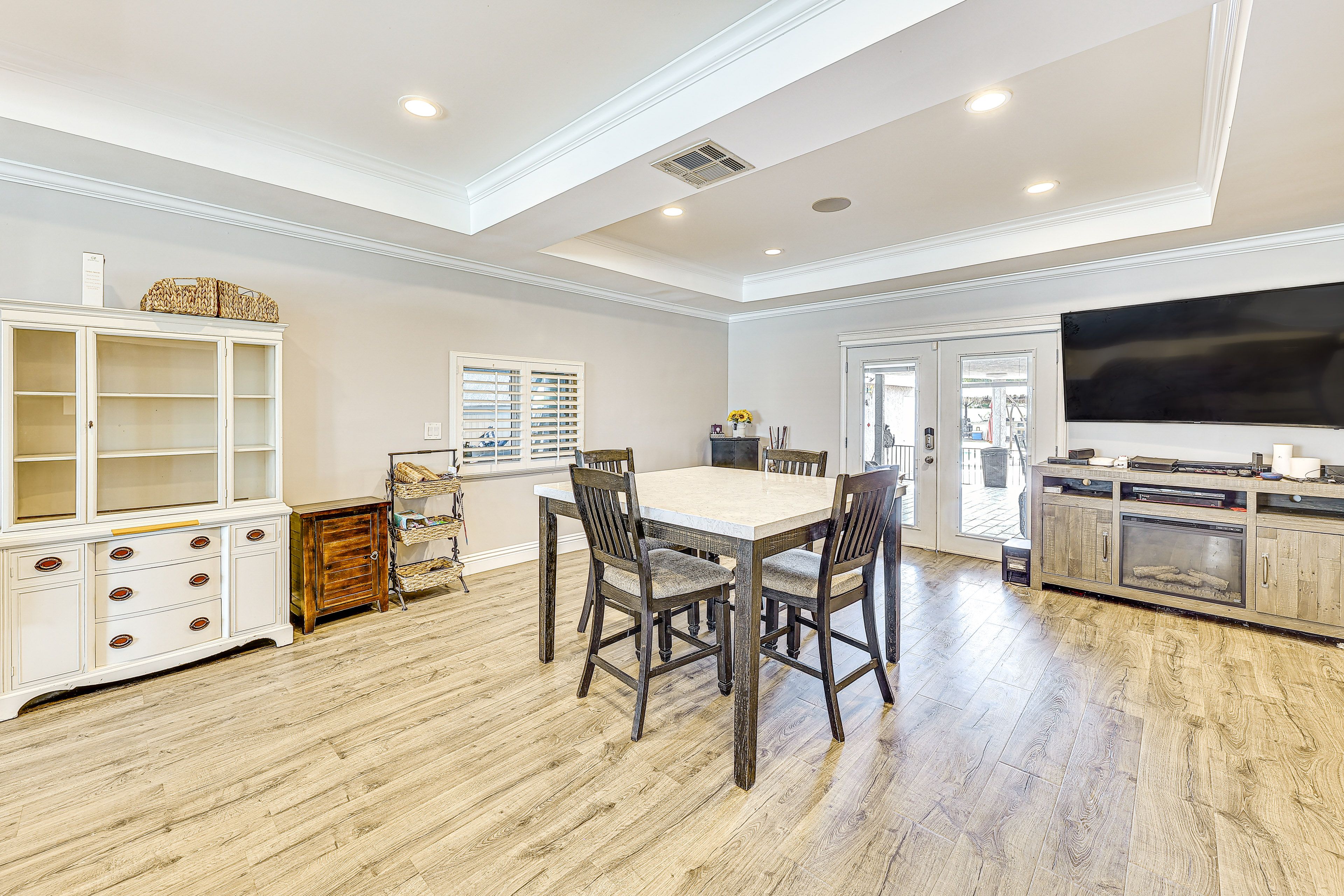 Dining Area | Dishware/Flatware | Fireplace | Central Heating & A/C