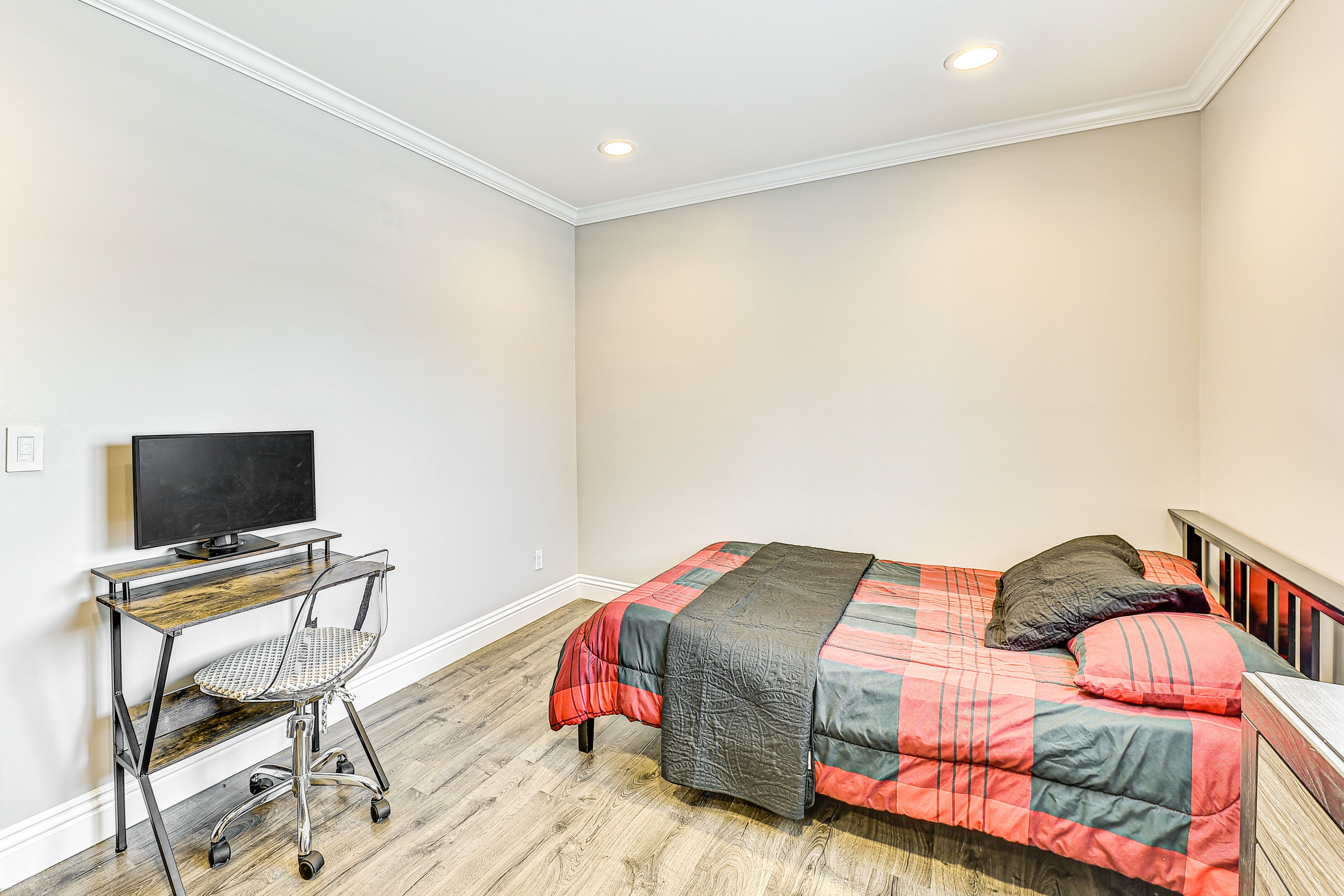 Bedroom 3 | Full Bed | Flat-Screen TV | Desk w/ Computer