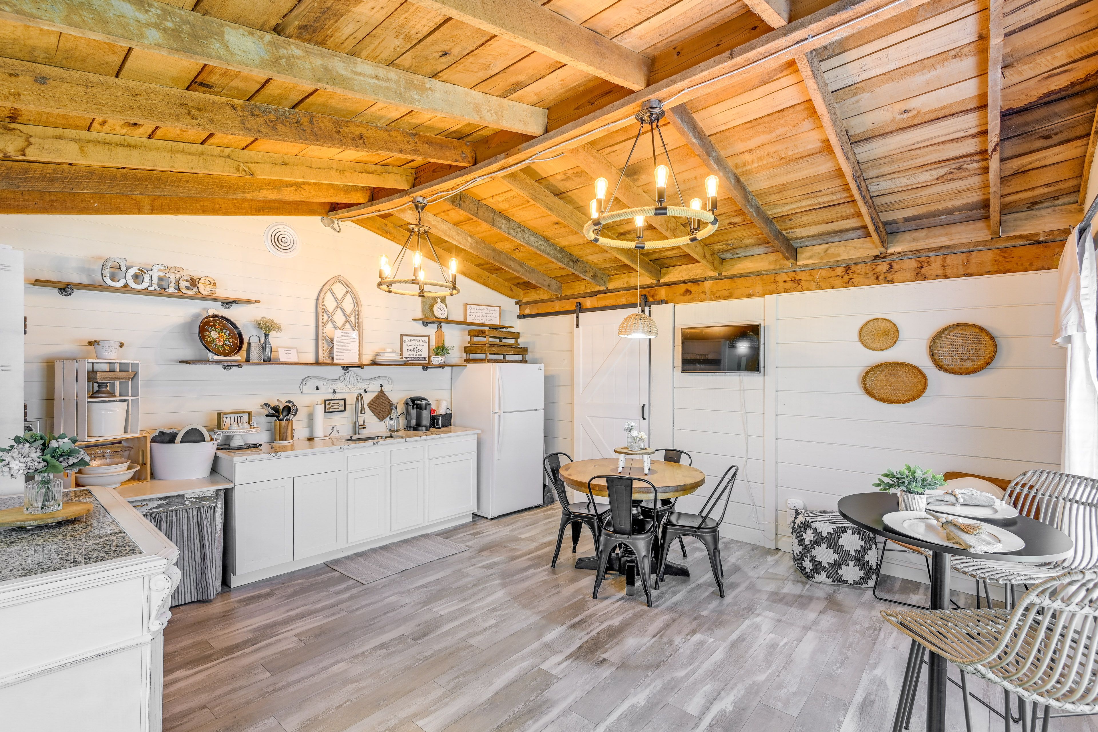 Dining Area/Kitchenette | Hot Plate | Keurig Coffee Maker | Smart TV