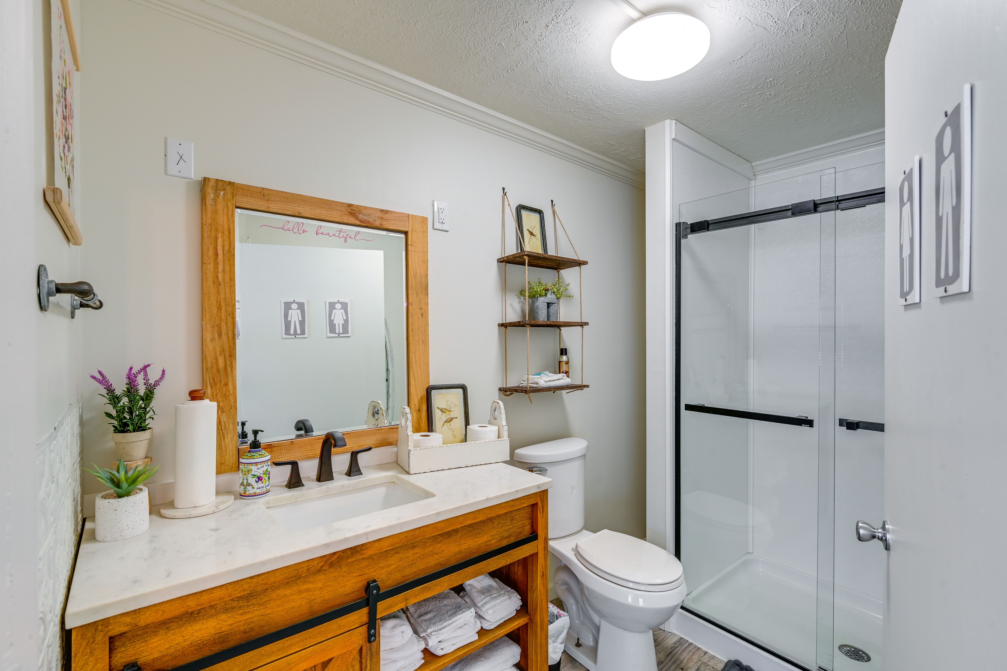 Full Bathroom | Towels Provided | Complimentary Toiletries