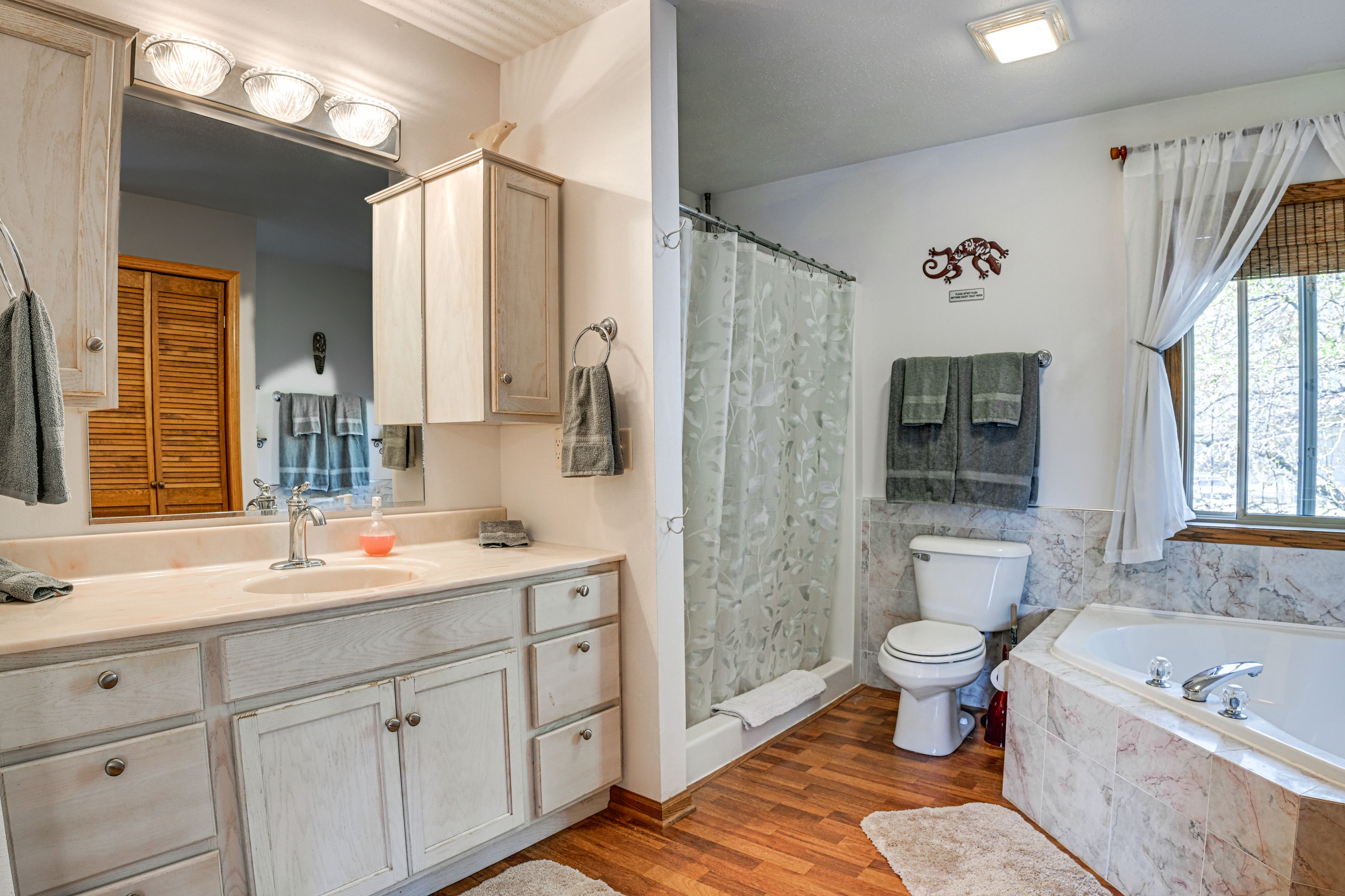 Full Bathroom | Upper Level | Soaking Tub | Towels Provided