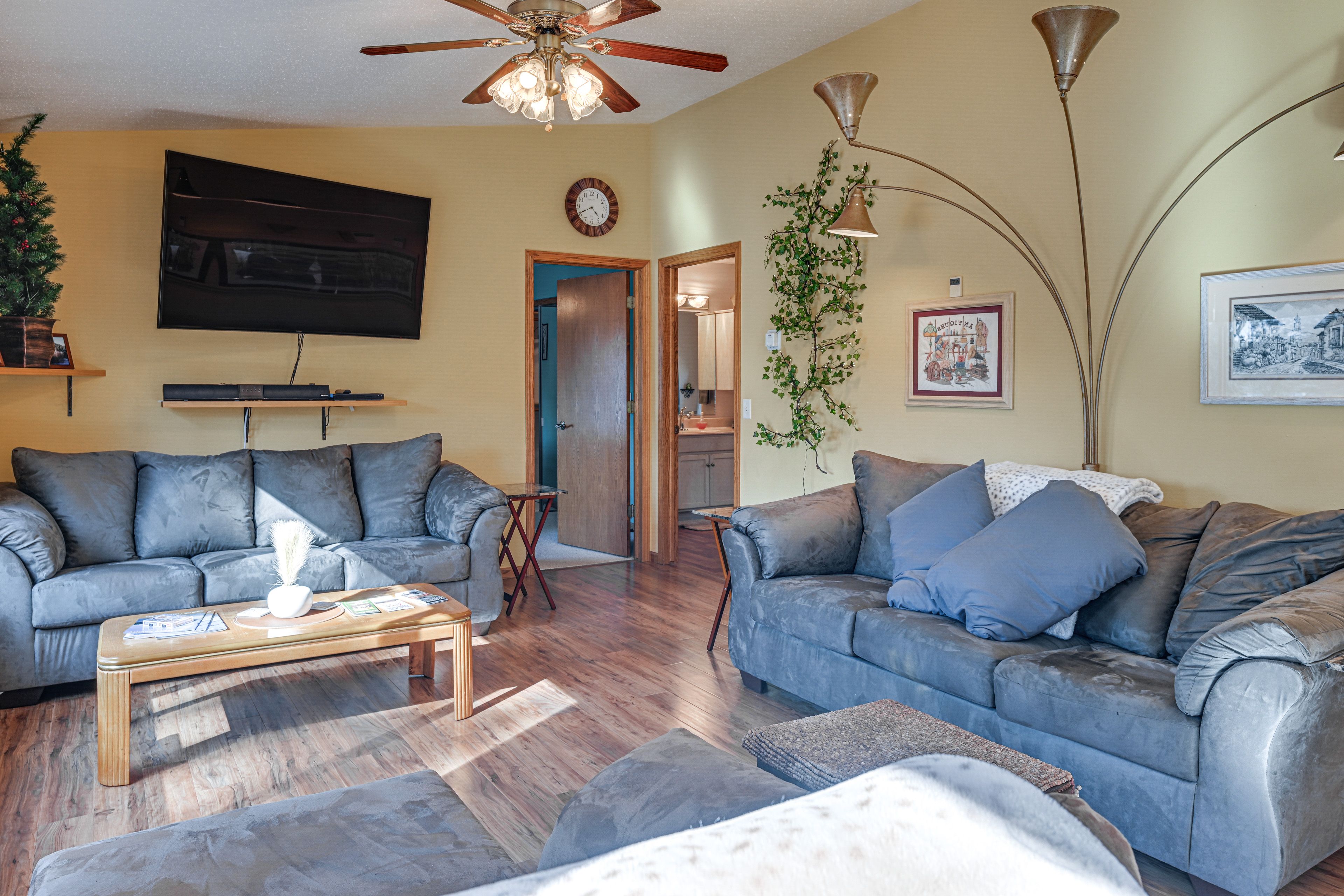Living Room | Upper Level | Smart TV | Free WiFi