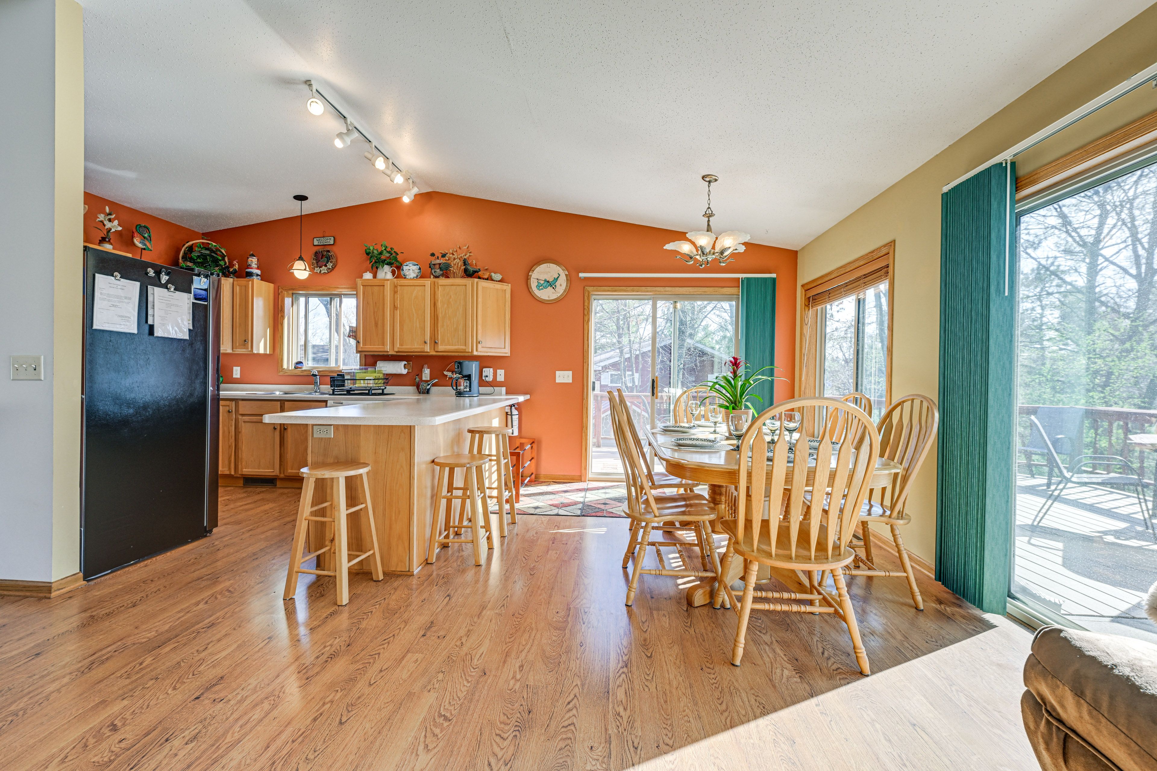 Dining Area | Upper Level | Dishware & Flatware Provided