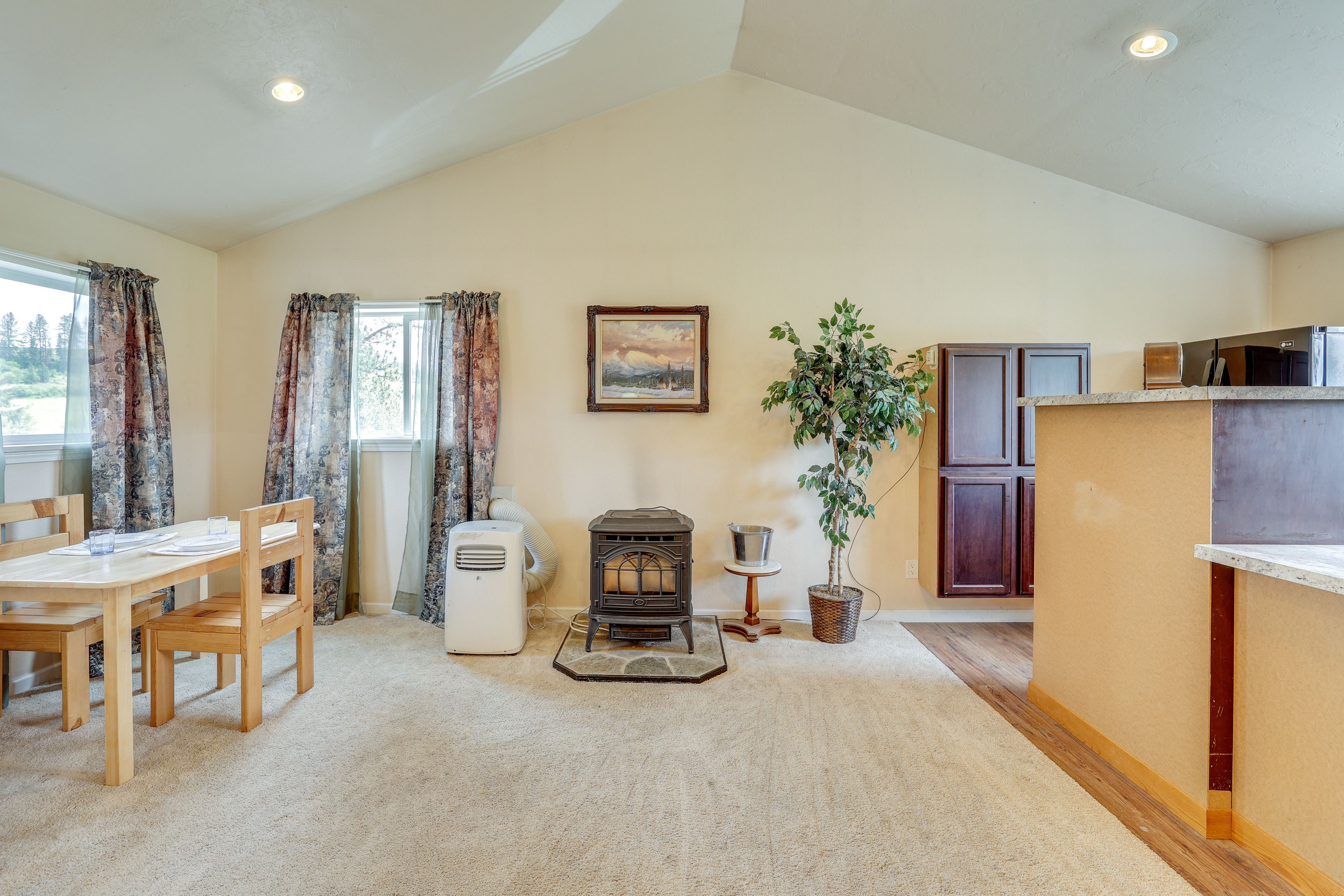 Dining Area | Dishware/Flatware